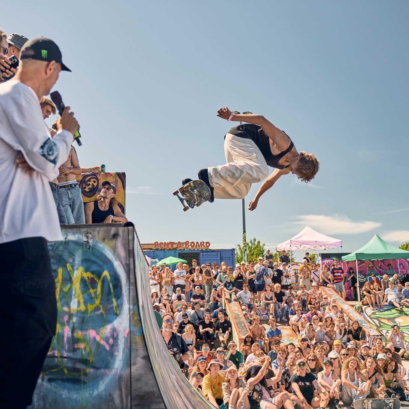 🛹 Skateboardlandsholdet kommer til Munkebo!
Fredag den 15. maj får Munkebo Skatepark besøg af det danske skateboardlandshold – og du er inviteret med.
Der bliver opvisning, sjove konkurrencer, mulighed for at møde og snakke med landsholdet, fællesspisning og masser af skate-stemning i en skatepark, der får stor ros i skatemiljøet.
Arrangementet handler om bevægelse, fællesskab og gode oplevelser – også for unge, der måske ikke altid finder sig hjemme i de mere traditionelle idrætstilbud.
📍 Munkebo Skatepark
Mosevangen 2, 5330 Munkebo
📅 Fredag den 15. maj
🕛 Kl. 12.00-14.00
🎟️ Gratis
Tag en ven med – og kom og oplev skateboarding på højt niveau helt tæt på.
#kertemindeungdomsskole #munkebo #munkeboskatepark #skateboarding #skateboardlandsholdet #ungikerteminde #fællesskab #bevægelse #gadeidræt