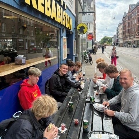 I weekenden drog 16 glade unge til København for at se og opleve brøkdele af den fede, urbane kunst i området. Med forskellige stop rundt i byen var der lagt op til ægte streetart- og graffitisafari.
Tak for en god tur!