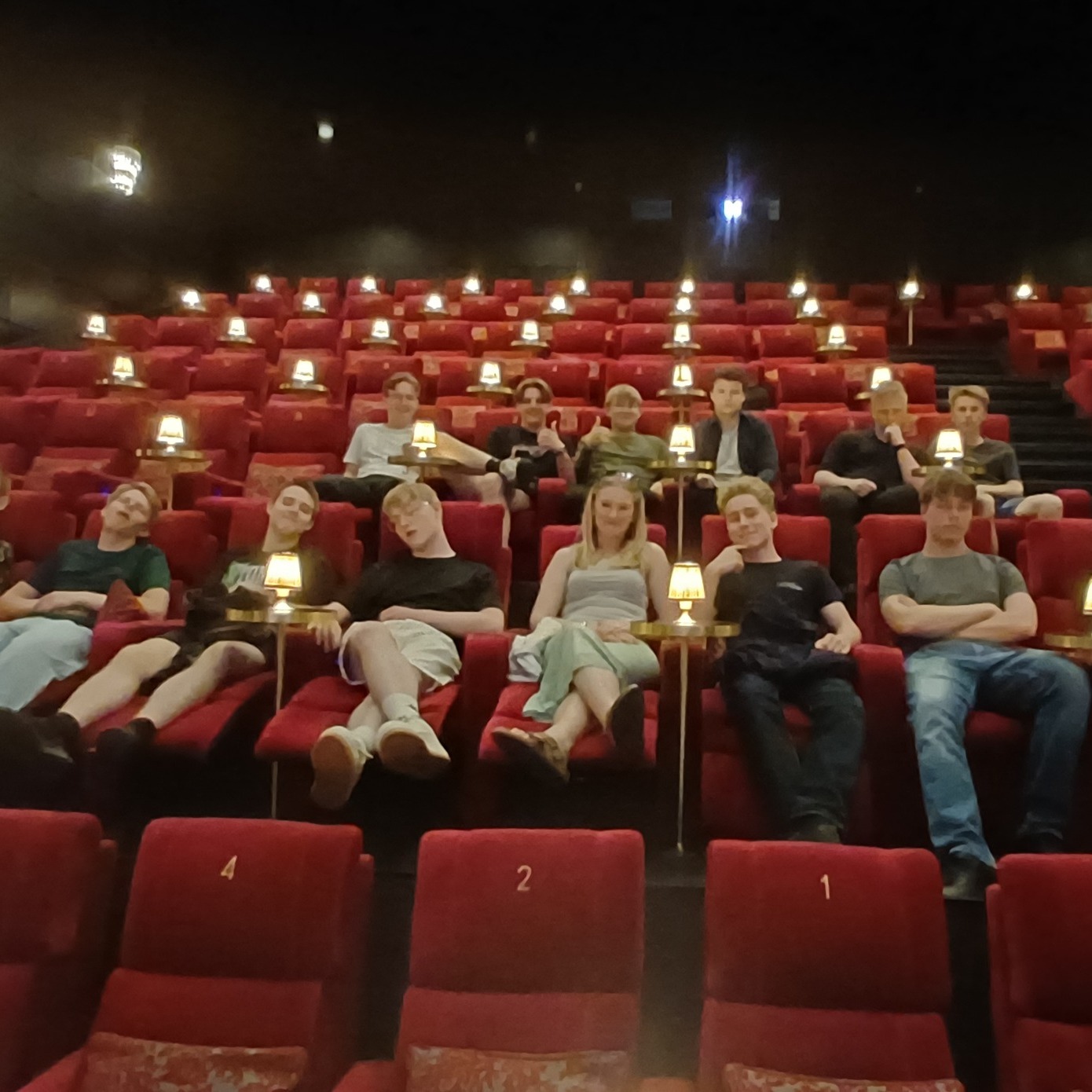 En søndag i maj afholdte Ungdomsskolen i samarbejde med @moviehouseslagelse den store sæsonafslutning for Jespers Filmeksperter.
Der var taler, lykønskninger fra danske instruktører og skuespillere samt overrækkelse af uddannelsesbeviser 🥇
Til slut så vi en sidste film sammen 🍿