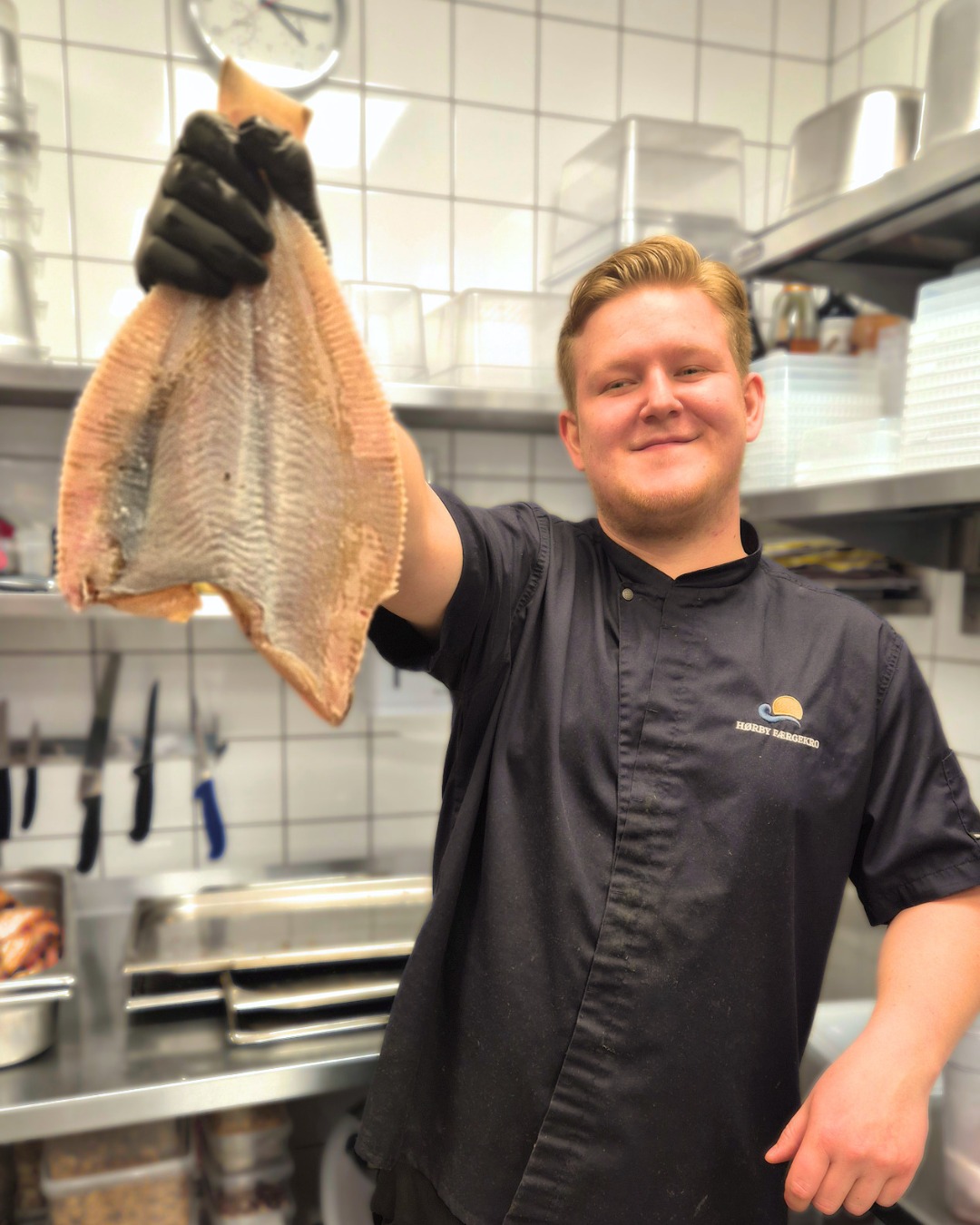 ☀️ Sommerfisken er landet ☀️
Hver aften i hele juli måned har vi valgt at sætte en særlig efterspurgt klassisk dansk sommerret på menuen – den store friskfanget rødspættefilet. 🐟
Der er noget helt særligt ved smagen af dansk sommer.
Der er så mange minder forbundet med en perfekt stegt rødspætte serveret med nye danske kartofler og den smukke udsigt over Holbæk Fjord.
Sommerfisken:
- Stegt rødspætte
- Nye kartofler
- Grillet citron
- Brunet kaperssmør
Pris 335,-
På billedet ses vores kok Frederik med en nyrenset rødspætte, klar til at blive forvandlet til en ægte sommerklassiker på tallerkenen👨🍳☀️🐟
Vi glæder os til at byde jer velkommen til smagfulde sommeroplevelser ved fjorden.
HUSK bordbestilling på hfkro.dk