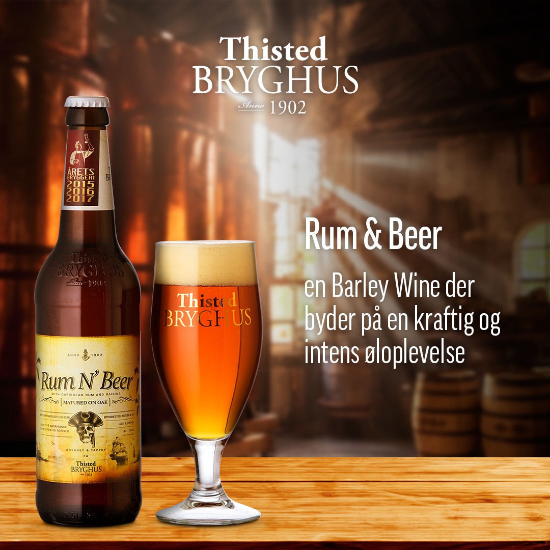 Rum N’ Beer er ikke en øl, man skynder sig igennem 🍺
Det er en Barley Wine – en øltype, hvor maltfylde, sødme, alkoholvarme og kompleksitet får lov til at fylde i glasset.
Vores Rum N’ Beer er brygget på lys malt og sukkerrørsmelasse, som giver en dyb og rund base. Derefter er øllen lagret med egestave og rosiner udblødt i Mount Gay Rom fra Barbados.
Det giver en øl med masser af lag: tørret frugt, vanilje, mørk rom, varme og vinøs dybde.
Den må gerne serveres lidt varmere end en klassisk pilsner – omkring 12-15 grader – så aromaerne får bedre plads til at åbne sig 🤌
#thistedbryghus #rumnbeer #barleywine #smagenafgodthåndværk