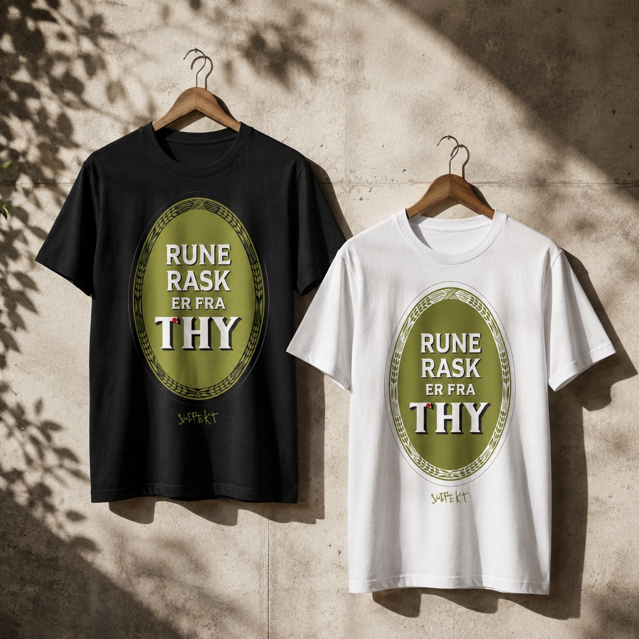 Rune Rask er fra Thy 😎
I forbindelse med Suspekts koncert til Thy Rock tidligere på året blev de her T-shirts til som et officielt samarbejde mellem Suspekt og Thisted Bryghus.
Og mon ikke designet vækker en smule genkendelse hos nogle af jer 😉
Efter stor efterspørgsel er trøjerne nu kommet online hos Suspekts Tabushop – i både sort og hvid.
Vi synes nu, den klædte Rune meget godt. Thy gør jo noget ved folk 💚
👉 Find den hos Tabushop: https://tabushop.dk/products/rune-rask-er-fra-thy-t-shirt
#thistedbryghus #suspekt #runerask #thy #thyrock