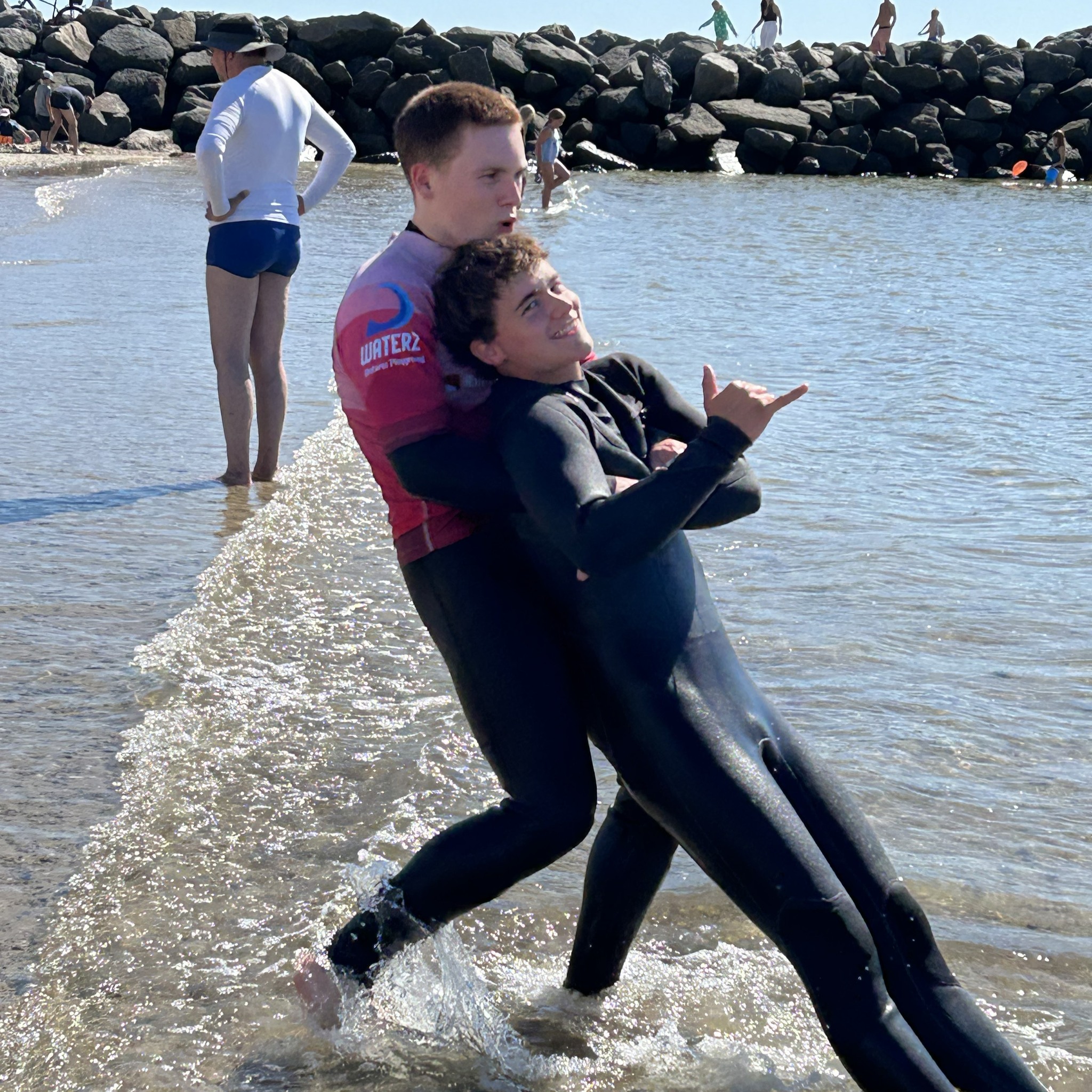 🌊 Ingen bølger? Intet problem 🤙Vores 22 surferelever skød skoleårets første surferakti....