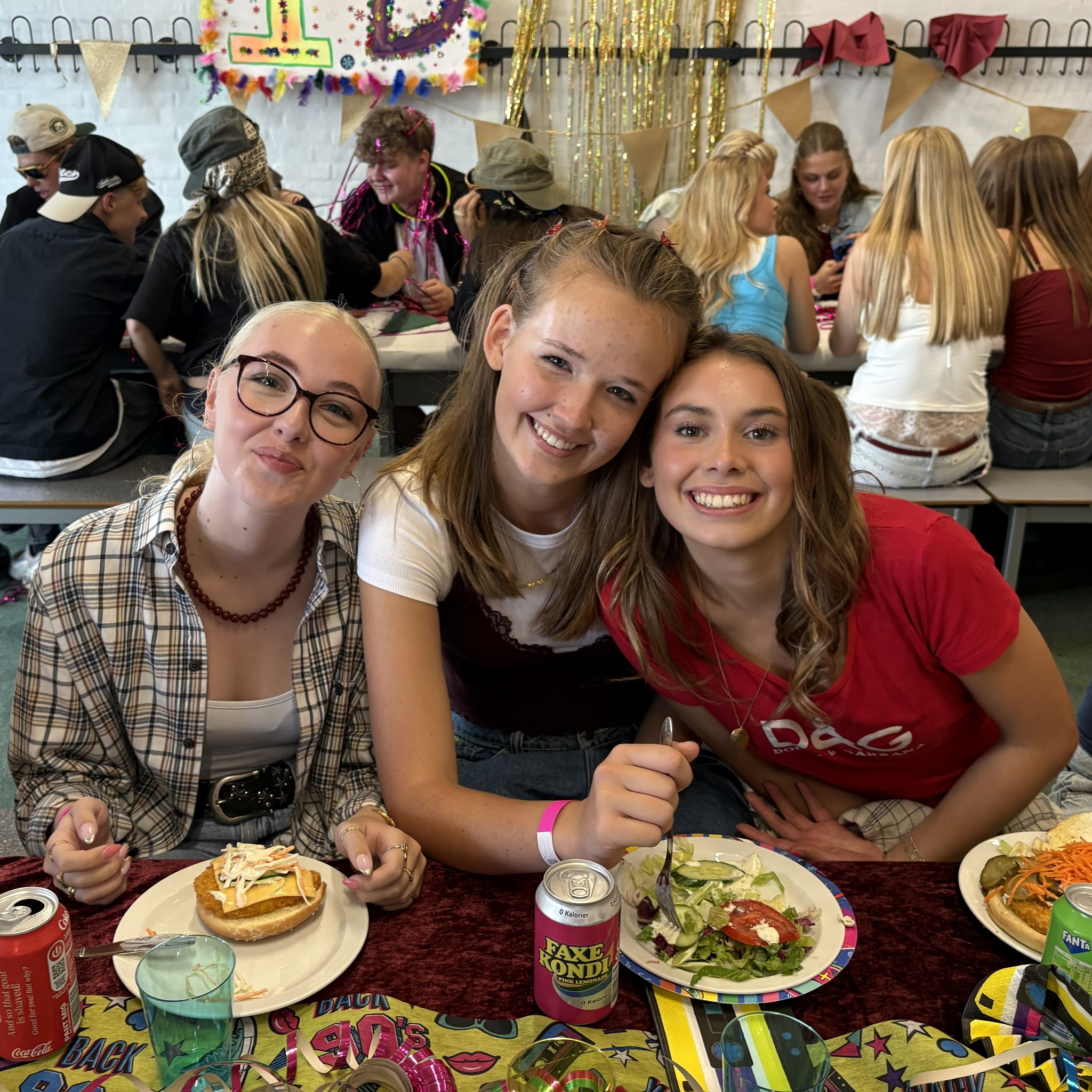 🎉 Okay, det ligner da en ret god fredag!Introfest ✔️Frøsang 🐸Hele gymnasiet samlet ti....