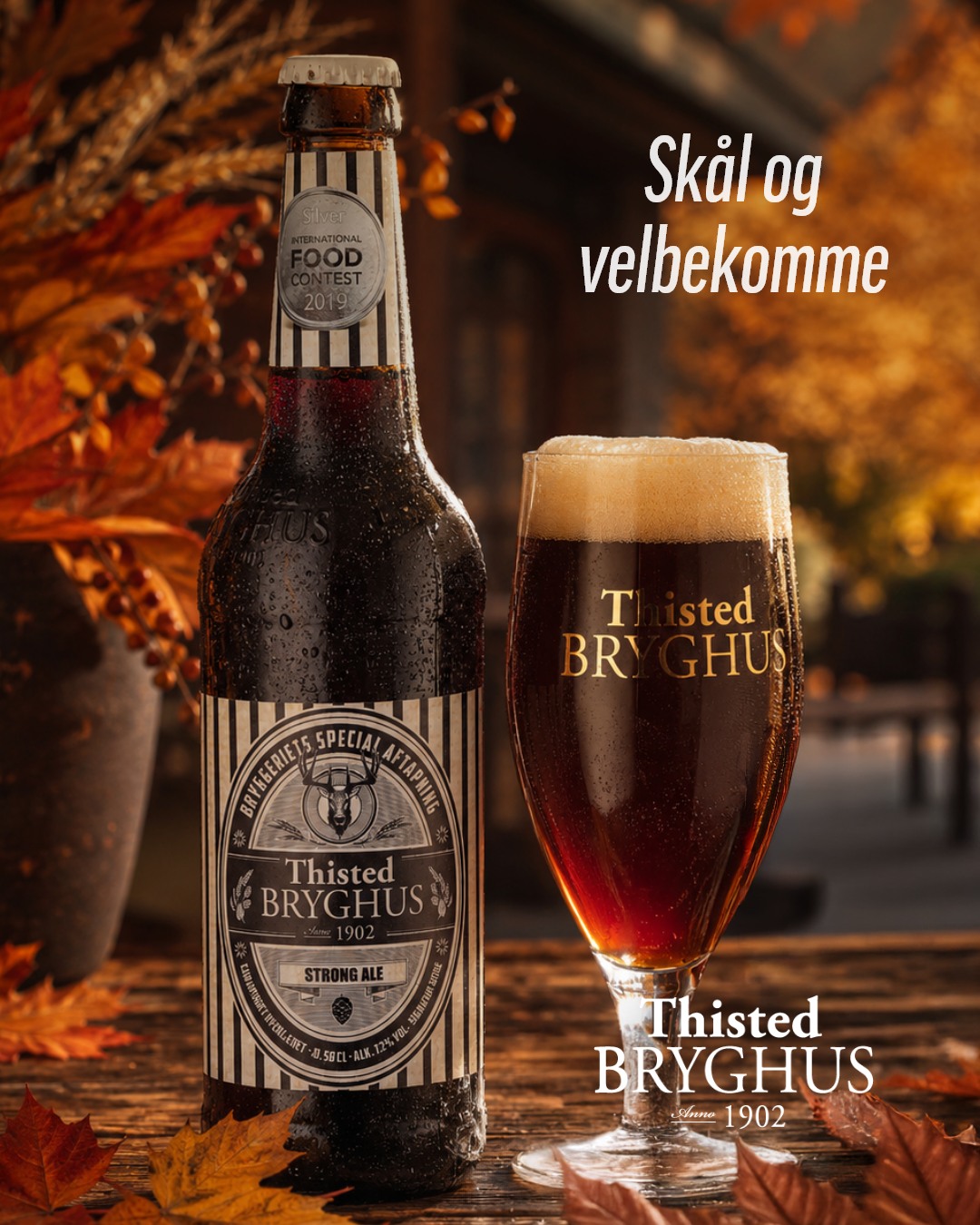 Når de mørke øl stille nærmer sig 🍂🍺
Det er sensommer, og lige om lidt banker efteråret på. Det betyder, at vi så småt kan knappe op for de mørkere øl igen.
Der er noget særligt over de øl, der har lidt mere fylde, lidt mere varme og lidt mere tid i smagen.
… og Strong Ale er en af den slags øl.
Den passer godt til de aftener, hvor maden gerne må have mere kraft, og hvor glasset gerne må rumme smagsoplevelser med karakter.
Malt, fylde og varme – samlet i en øl, der gerne må nydes langsomt.
Skål og velbekomme 🍻
#thistedbryghus #strongale #smagenafgodthåndværk