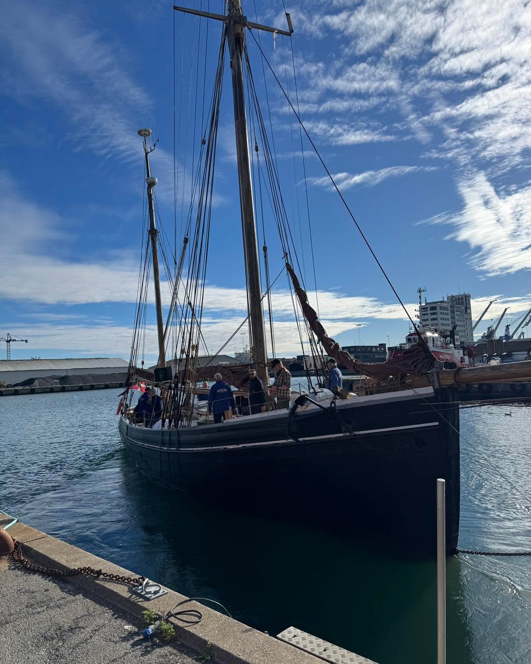 Mens holdet fra beddingen sejlede med Klitgaard var speedbådsprøverne i gang ved Rønnerhavnen.
I Skagen havde 12 unge første kørsel på knallert!
Har du kigget på hjemmesiden?
#positivefællesskaber #positivefællesskaber🇫🇷🥖🥐