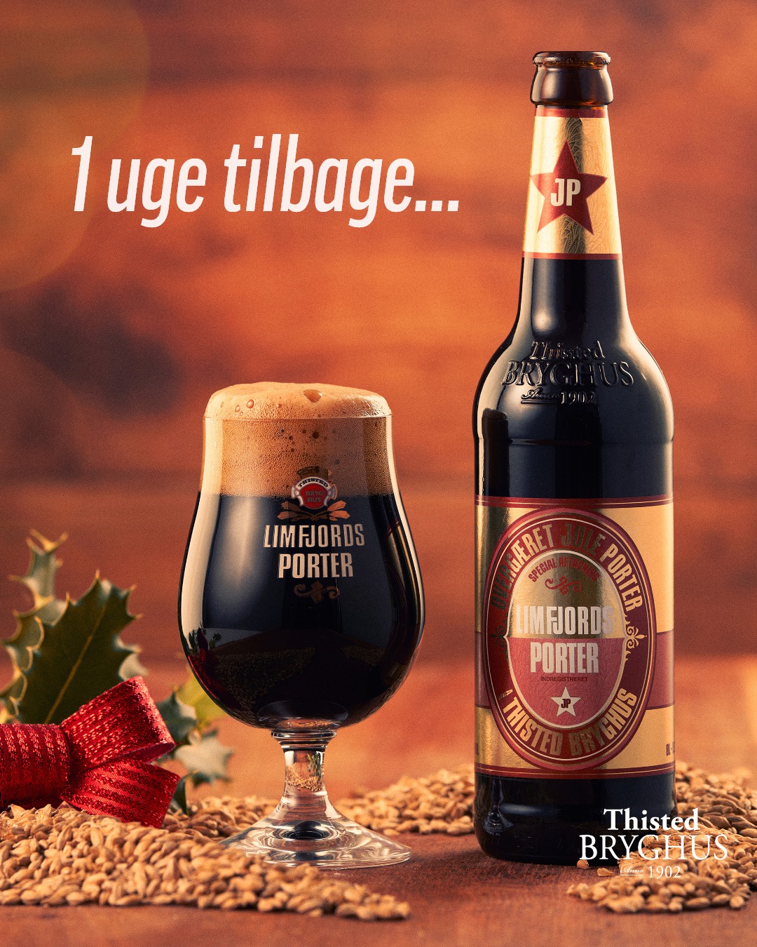 Kun én uge til … 🤎🤵
Der er nogle øl, man godt må glæde sig lidt ekstra til – og Limfjords Juleporter er én af dem.
Om bare én uge lander årets Limfjords Juleporter i butikkerne – fyldig, mørk og brygget med den omhu, som sådan en øl fortjener.
Den bygger på Limfjordsporterens dybe karakter og får sit julepræg fra vanilje fra Tahiti og portvin, der tilsammen giver varme, dybde og en smag, der passer godt til de mørkere måneder.
Vi siger det bare igen: du kan godt begynde at glæde dig! 🤤
#thistedbryghus #limfjordsjuleporter #smagenafgodthåndværk
