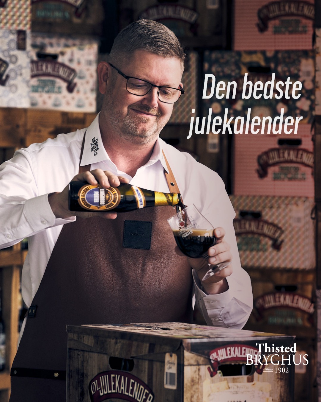 Brygmesterens Julekalender 2026 er landet i butikkerne 🎁🍺
24 smagsoplevelser, nøje udvalgt til december – til dig, der gerne vil smage dig gennem julen én låge ad gangen.
Den er oplagt som gave til én, du holder af.
Og ja … det er helt i orden, hvis den ene er dig selv.
Julekalenderen udkommer i et begrænset antal, så det er en god idé ikke at vente alt for længe.
På vores hjemmeside kan du se, hvor øljulekalenderen forhandles: https://thisted-bryghus.dk/gaveaesker/
#thistedbryghus #brygmesterensjulekalender #smagenafgodthåndværk