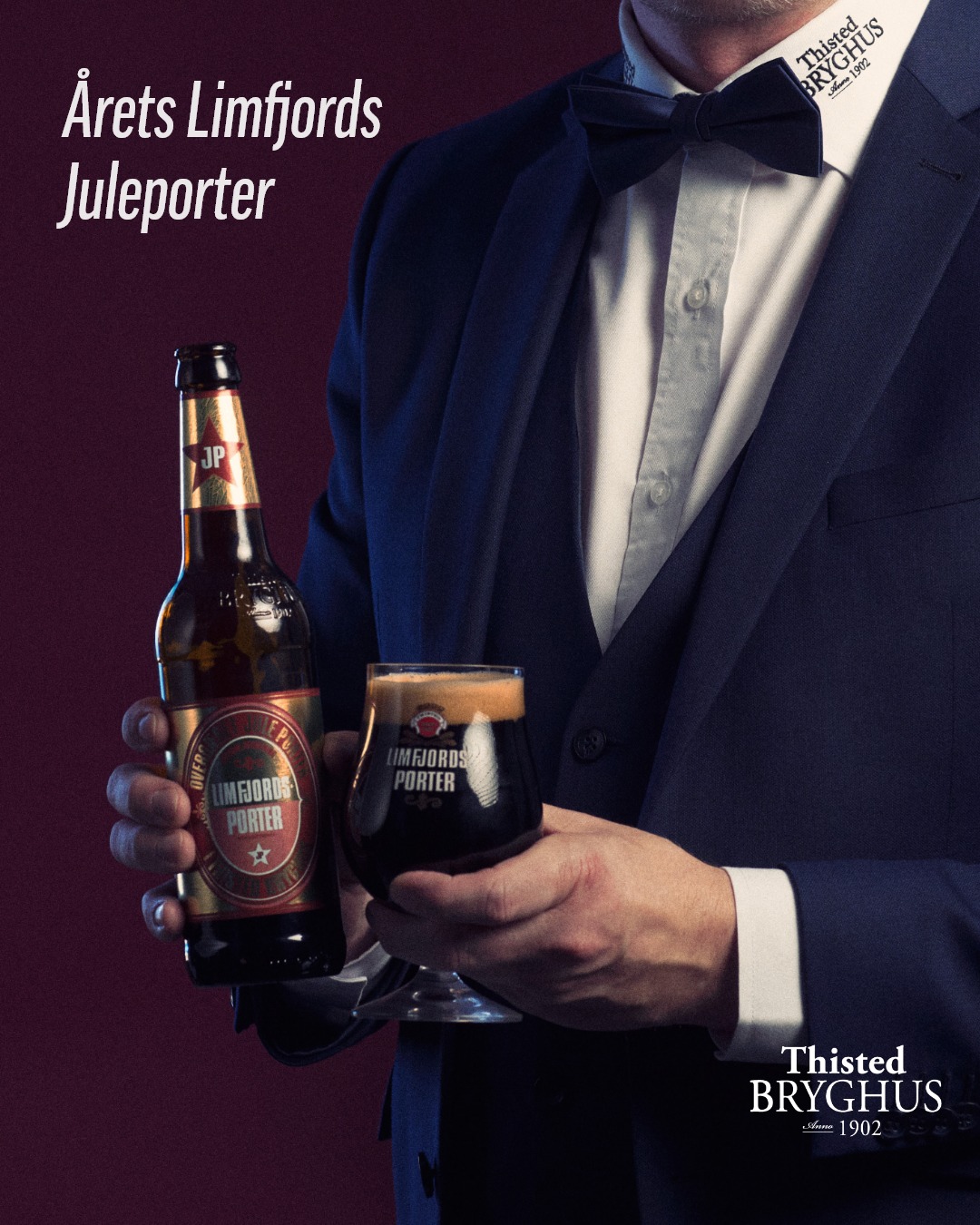 NU ER DEN HER – ENDELIG 🤎🍺
Så blev det dagen, hvor Limfjords Juleporter 2026 er landet i butikkerne – og det betyder, at man godt må tage lidt forskud på julestemningen.
Den mørke juleporter er brygget med vanilje fra Tahiti og portvin, som giver øllen sin varme, dybde og fine balance mellem ristet malt, kaffe, chokolade, karamel og et let strejf af røg.
Smut forbi din lokale Føtex, Bilka, Netto, Salling, Meny, Spar, SuperBrugsen, DagliBrugsen, Løvbjerg, Vildmedvin.dk og få fingrene i et par stykker.
Du skal nok skylde dig, for de plejer at gå som varmt brød!
#thistedbryghus #limfjordsjuleporter #smagenafgodthåndværk
