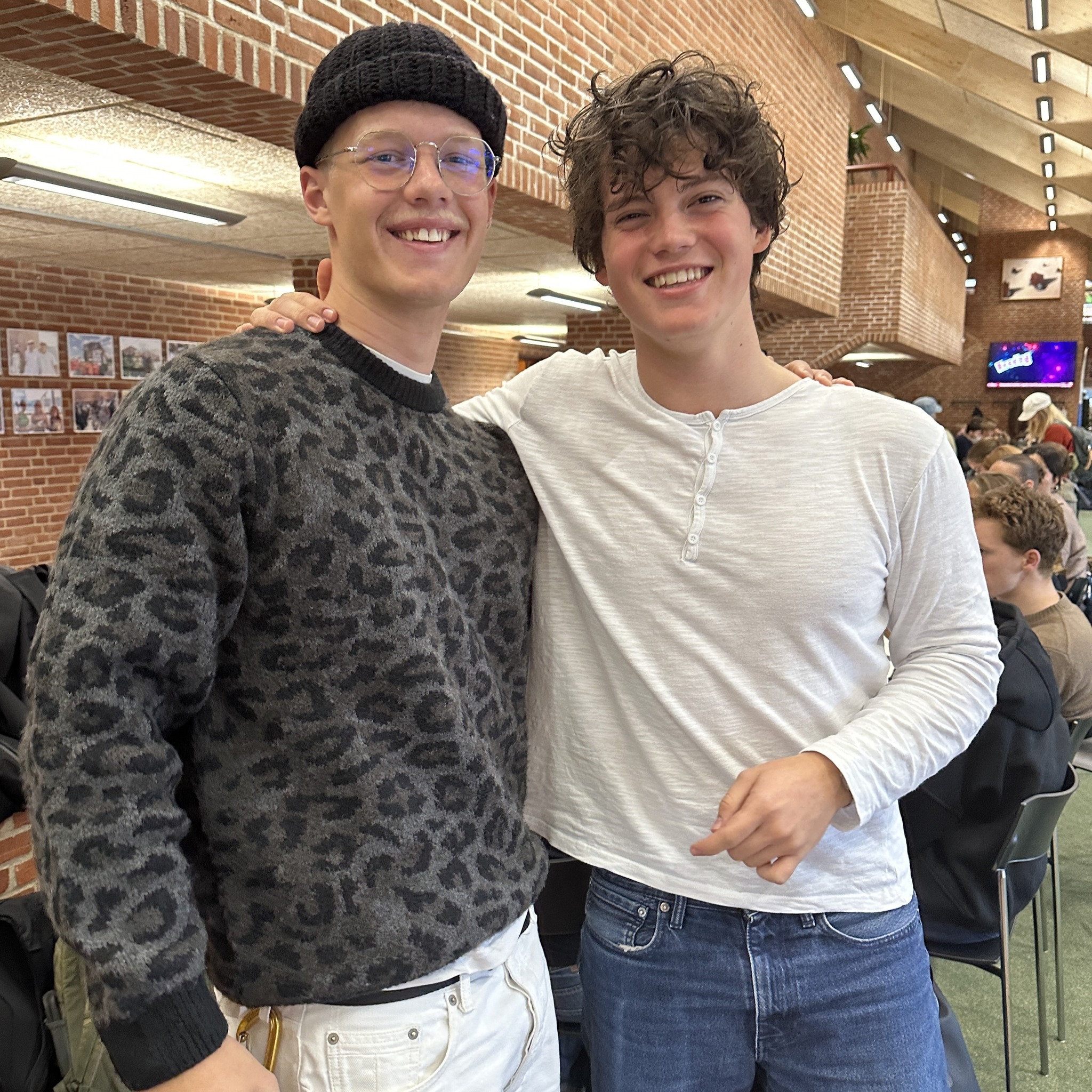 🌊 Et par glemte T-shirts blev til et skønt gensyn!Mathias blev surferstudent fra Ringkøbing....