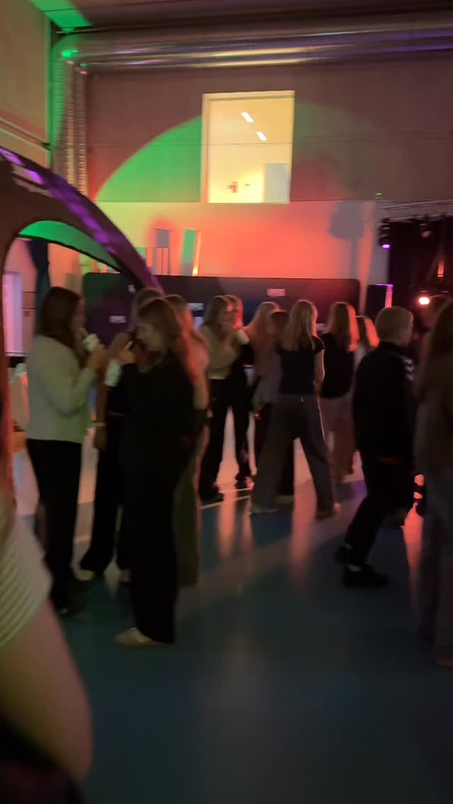 Fredag d. 24. oktober holdt Kerteminde Ungdomsskole en fest for alle 7. klasser i kommunen. 125 unge var med og det var en vildt fed aften 🤩🎉
Tusind tak til alle jer unge der var med. I er mega seje 😎🥊💪🏻