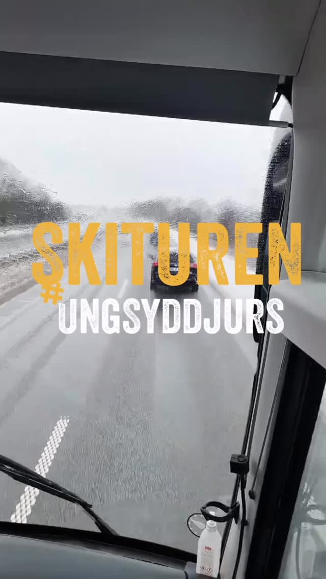 ⛷️SKITUREN! ⛷️ Vi har tilbragt ugen i det kolde Østrig — lige på kanten af Italien — og kørt derned i bus sammen med 50 unge.
Skituren handler nemlig ikke kun om bakker, skilifter og frisk bjergluft ❄️
Med ungdomsskolen er det i lige så høj grad venskaber, grin, sammenhold, aftener på værelserne, trætte ben og store oplevelser, man husker længe efter sneen er smeltet.
Og én ting er sikkert:
Det blev en kæmpe succes… så vi gør det igen næste år! 🙌