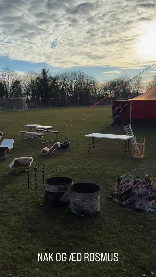 Fredag aften i klubben 🔥 Nak og æd, røg i luften, vildmarksbad under stjernerne og grin om bålet! Tak for en fantastisk fredag!