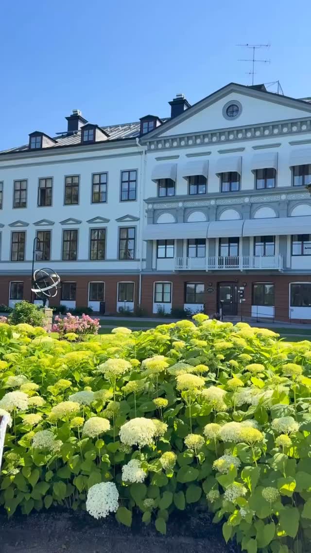Naturen börjar vakna till liv igen, och snart är det så här grönt och härligt igen!🌱
Det vill vi förstås fira tillsammans med dig. På valborgsmässoafton händer en massa roligt på Herrgården och runt bruket. Det blir bland annat hamburgergrillning, majbrasa vid älven, livemusik och trerättersmiddag i Orangeriet.
Samla vännerna och familjen och njut av en härlig dag och kväll tillsammans. Mer info hittar du på hemsidan, via länk i bio!
Varmt välkommen!🤍