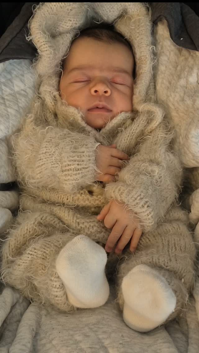 Se lige en lille charmetrold 🩵
Vores søde kollega Kristina er blevet mor for anden gang.
Aliam havde lidt travlt med at hilse på verden og kom derfor et par uger før tid. Men sikke en fin lille fyr, han er 🥰
Da hele familien kiggede forbi Hørby Færgekro i sidste uge, var der mildest talt rift om at få lov til at holde, nusse og beundre ham.
Stort tillykke til Kristina og hele familien. Vi glæder os til at følge med fra sidelinjen 🫶