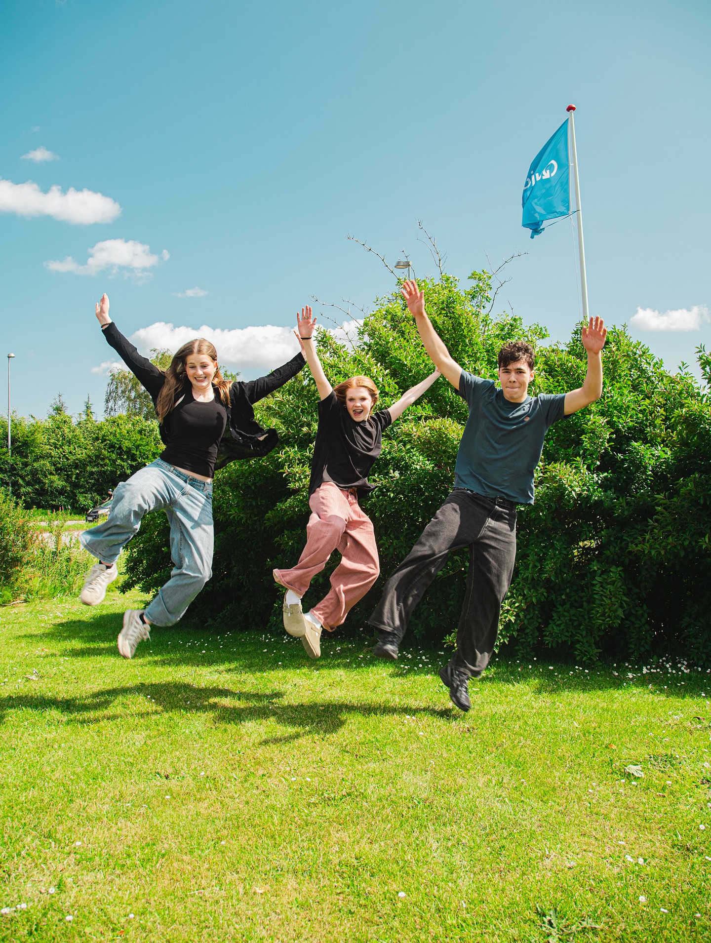 Det her opslag er dedikeret til fire dygtige unge dansere, som både danser og underviser hos Dansefabrikken 💃🕺
Astrid, Freya, Samuel og Sebastian – I har klaret folkeskolen, og det er sejt! 🙌
Vi ønsker jer alt det bedste i næste kapitel, vi hepper på jer fra sidelinjen ⚡️
@astridkjaerjensen @freya_kofoed @samuel_mladenovic @bboy.seb
#Dansefabrikken