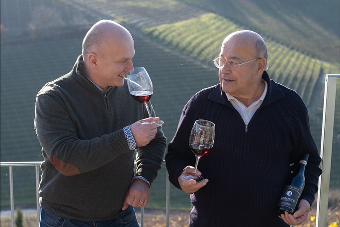 La Spinona: Tradition Meets Innovation
In the heart of Barbaresco, the Berutti family cultivates 24 hectares of vines across four historic farmsteads. From Nebbiolo, Barbera, Dolcetto, to Chardonnay, each vineyard expresses the richness of Piedmont’s terroir. Alongside the vines, the family raises Fassona cattle, embodying a sustainable approach where tradition and innovation walk hand in hand. Today, fifth-generation winemaker Pietropaolo and his father Gualtiero continue this legacy, blending deep respect for the land with a forward-looking vision.
✨ Discover La Spinona’s wines in our portfolio: ask us about them at our next tasting or find them on our website.
@la_spinona 
#laspinona #barbaresco #barolo #piedmontwines #italianwine #familywinery #traditionandinnovation #hmercerimports