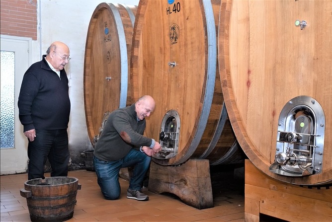 La Spinona: Tradition Meets Innovation
In the heart of Barbaresco, the Berutti family cultivates 24 hectares of vines across four historic farmsteads. From Nebbiolo, Barbera, Dolcetto, to Chardonnay, each vineyard expresses the richness of Piedmont’s terroir. Alongside the vines, the family raises Fassona cattle, embodying a sustainable approach where tradition and innovation walk hand in hand. Today, fifth-generation winemaker Pietropaolo and his father Gualtiero continue this legacy, blending deep respect for the land with a forward-looking vision.
✨ Discover La Spinona’s wines in our portfolio: ask us about them at our next tasting or find them on our website.
@la_spinona 
#laspinona #barbaresco #barolo #piedmontwines #italianwine #familywinery #traditionandinnovation #hmercerimports