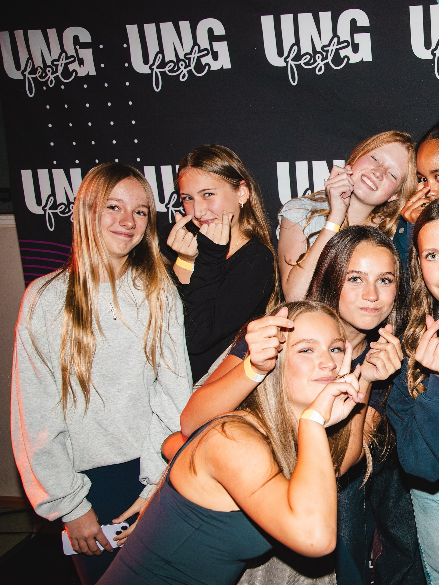 Der er ingen UNGFEST uden 𝗚𝗨𝗦🎉
I lørdags skruede Glostrup Ungdomsskole (GUS) op for en vildt fed ungdomsfest for 7. & 8. klasse i Glostrup Kommune! 🎈
Regnvejr eller ej – der blev hygget, grinet og danset fra 𝘀𝘁𝗮𝗿𝘁 til 𝘀𝗹𝘂𝘁☔💃
Tusind tak til alle for en mega 𝗙 𝗘 𝗗 𝗨 𝗡 𝗚 𝗙 𝗘 𝗦 𝗧 🙌
Her får I et glimt af aftenen 📸
#GUS #Glostrup #ungdomsskole #glostrupungdomsskole #UNGFEST #ungiglostrup #Ungdomsfest #Fællesskab #Party #Ungevent #etglimt #recap