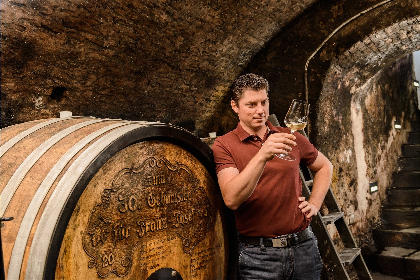 At Gritsch Winery, Austria, winemaking is a story of balance: between history and innovation, tradition and evolution. 🍇
Winemaker Franz-Josef Gritsch represents seven generations of his family’s dedication to the vineyards of Spitz, in the heart of the Wachau.
Between the 800-year-old Mauritiushof, a symbol of timeless heritage, and the Kalmuck cellar, equipped with the most modern technology, the past and present coexist in perfect harmony.
@winery_fjgritsch 
#wachau #gritschwinery #austrianwine #familywinery #hmercerimports #winestories #winemaker #vineyardlife #terroir #handharvested #winewithsoul #winelovers