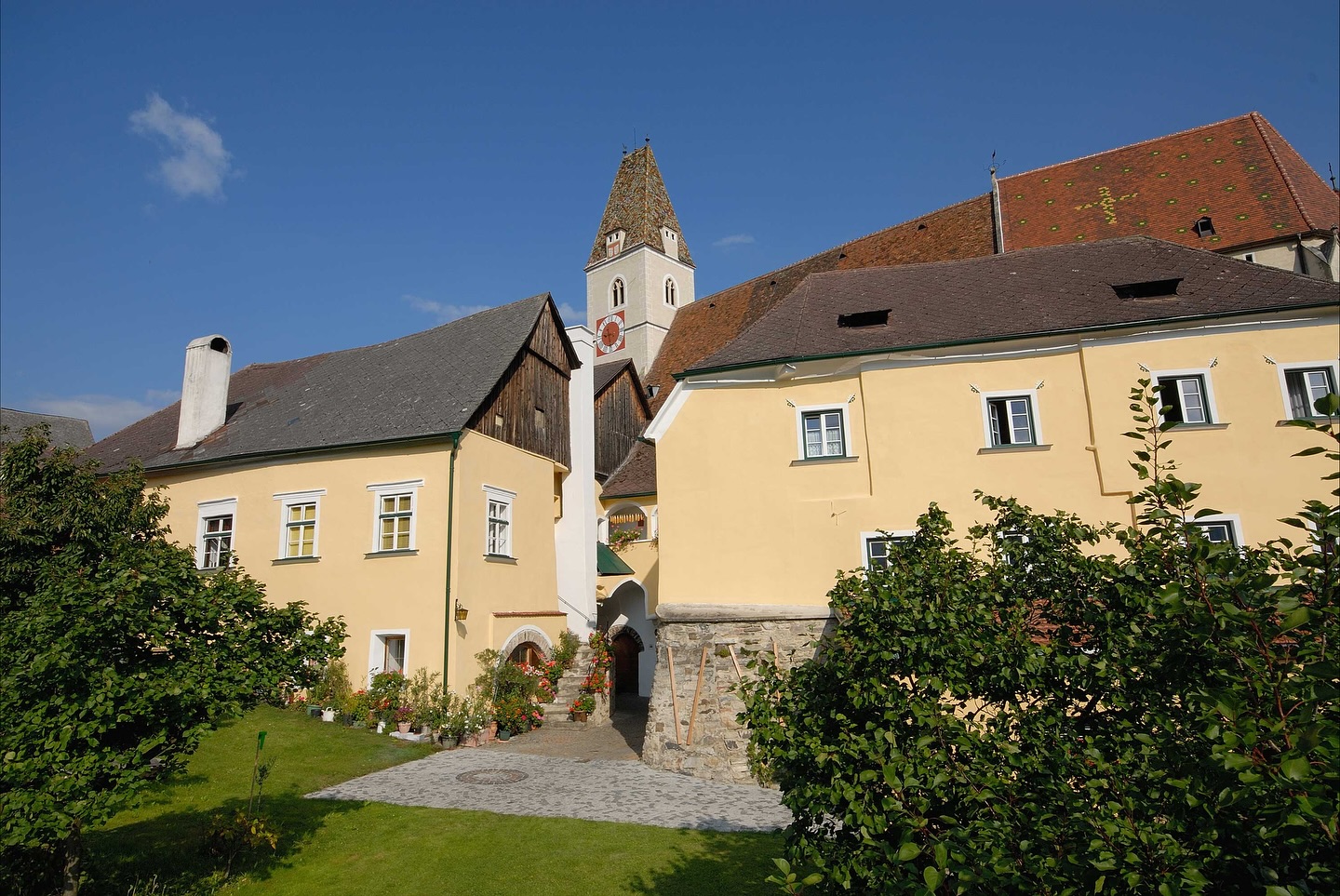 The walls of the Mauritiushof have seen over 800 harvests, and somehow, they still hum with excitement every autumn. 🍂
At FJ Gritsch, tradition isn’t a museum piece; it’s something alive, shared, and constantly evolving.
Old stones, new ideas, and a family that never stops moving forward. That’s the Wachau spirit.
@winery_fjgritsch 
#wachau #gritschwinery #austrianwine #familywinery #hmercerimports #winestories #wineheritage #terroir