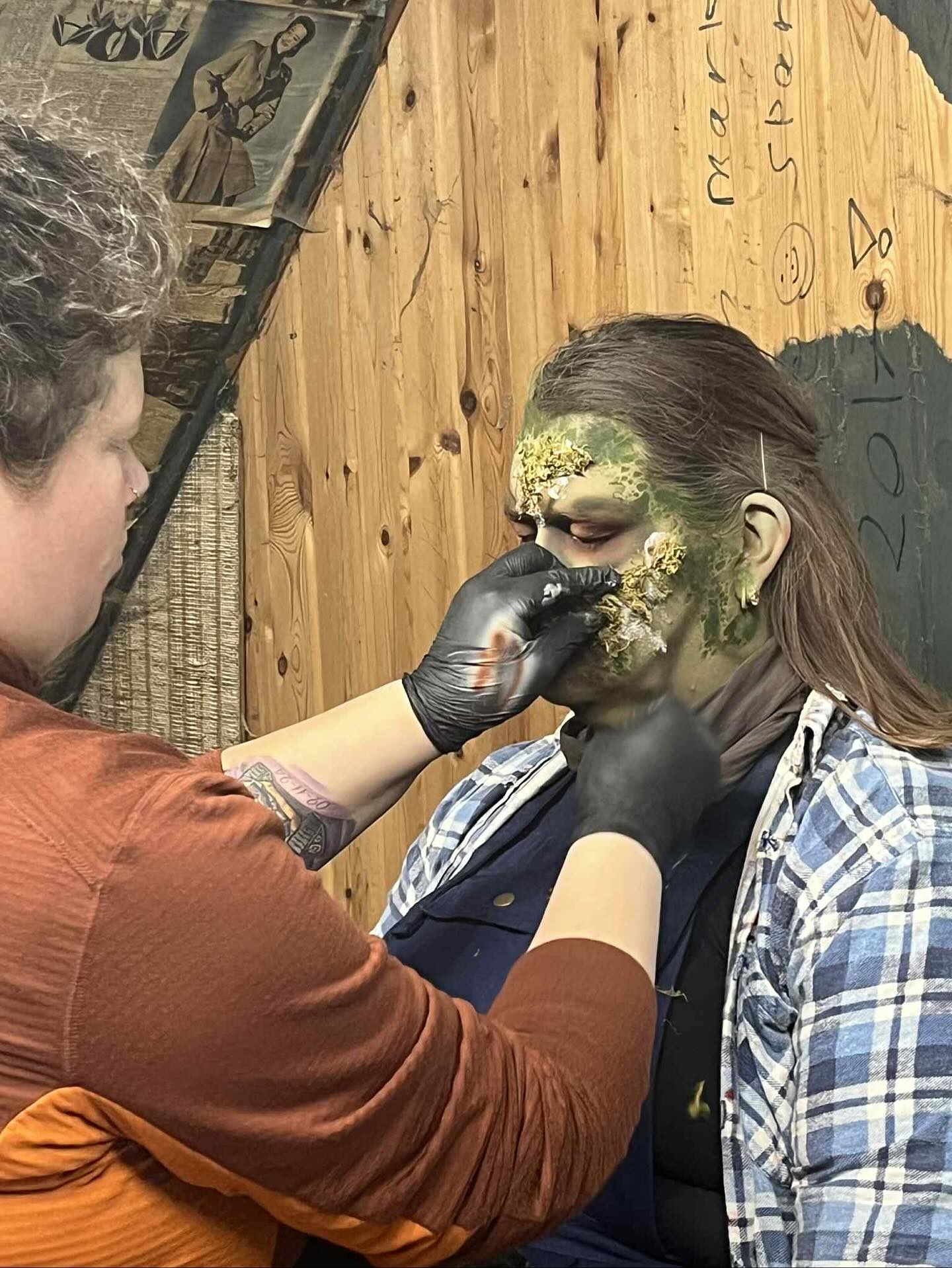 Det er halloween 🧟♂️ og jeg elsker og skabe monstre som kan opleves i #detforladtesommerland 👻 #halloween #halloweenmakeup @fynssommerland #fynssommerland
………………………………………………………………
Du kan booke mig til din begivenhed via Ansigtsmaleren.dk eller på
mail: info@Ansigtsmaleren.dk
Sammen kan vi give børn og barnlige sjæle en uforglemmelig oplevelse 🎨
https://ansigtsmaleren.dk/
https://booking.setmore.com/scheduleappointment/33cac204-1618-4088-8552-63066875d3f1?lang=Danish
#ansigtsmaleren #ansigtsmaler #sminke #makeup #makeupartist #facepaint #bodyart #kropsmaling #makeupfun #børneglæde #gladebørn #BookTilDinBegivenhed #bookEnAnsigtsmaler #BookAnsigtsmaler #ansigtsmalinghitter #ansigtsmalerhit
#specialfxmakeup #specialfx #specialfxartist #specialeffects #sfxmakeup #sfx #sfxmakeupartist #airbrush #onlyairbrush #proaiirhybrid