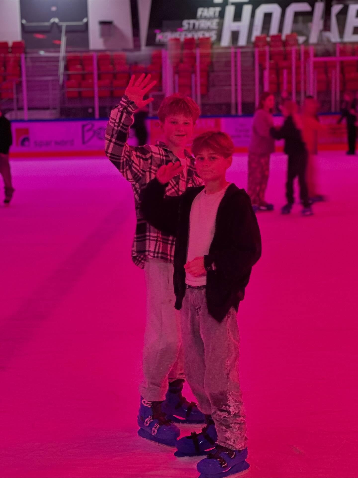 Friday night skate⛸️🪩❄️🎶