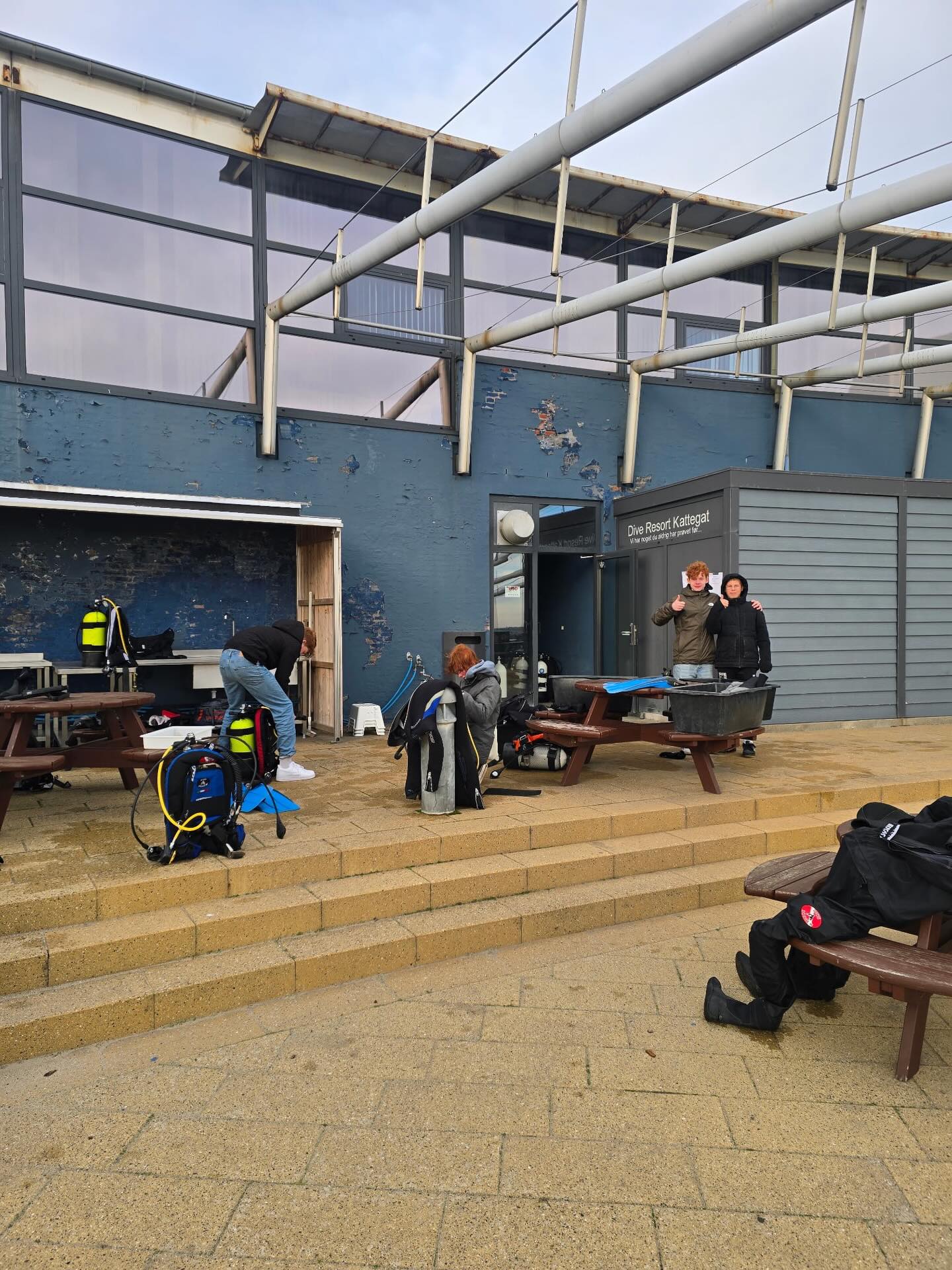 Søndag fik 12 modige unge dykkere en helt fantastisk oplevelse de hoppede nemlig i vandet med fiskene🐠 i Kattegatcentret! 👌🏻
Det blev en dag fyldt med nye indtryk, spænding og udfordringer, som man kun møder, når man pludselig befinder sig i et kæmpe bassin side om side med fisk i alke størrelser. Der var masser at se på :-) både for dykkere og for dem, der fulgte nysgerrigt med fra den anden side af glasset. 😄