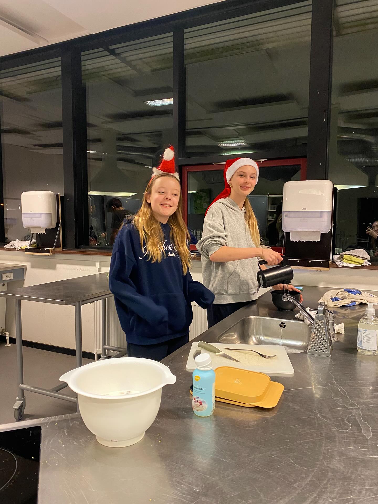 Gigantisk hyggelig juleafslutning med “Mad fra hele verden”🎄
Menuen var sammensat af forskellige juleklassikere: Flæskesteg m. brunkartofler, æbleskiver, pebernødder, frikadeller m. flødekartofler, risalamande, hjemmelavet juleskum mm. Alt sammen blev lavet til UG👌🏼
Og aftenens festlige indslag: Pakkeleg🎁
Nu kan de unge gå på julepausen med god samvittighed, og måske hjælpe til derhjemme, når der skal laves julemad i december😍🌟