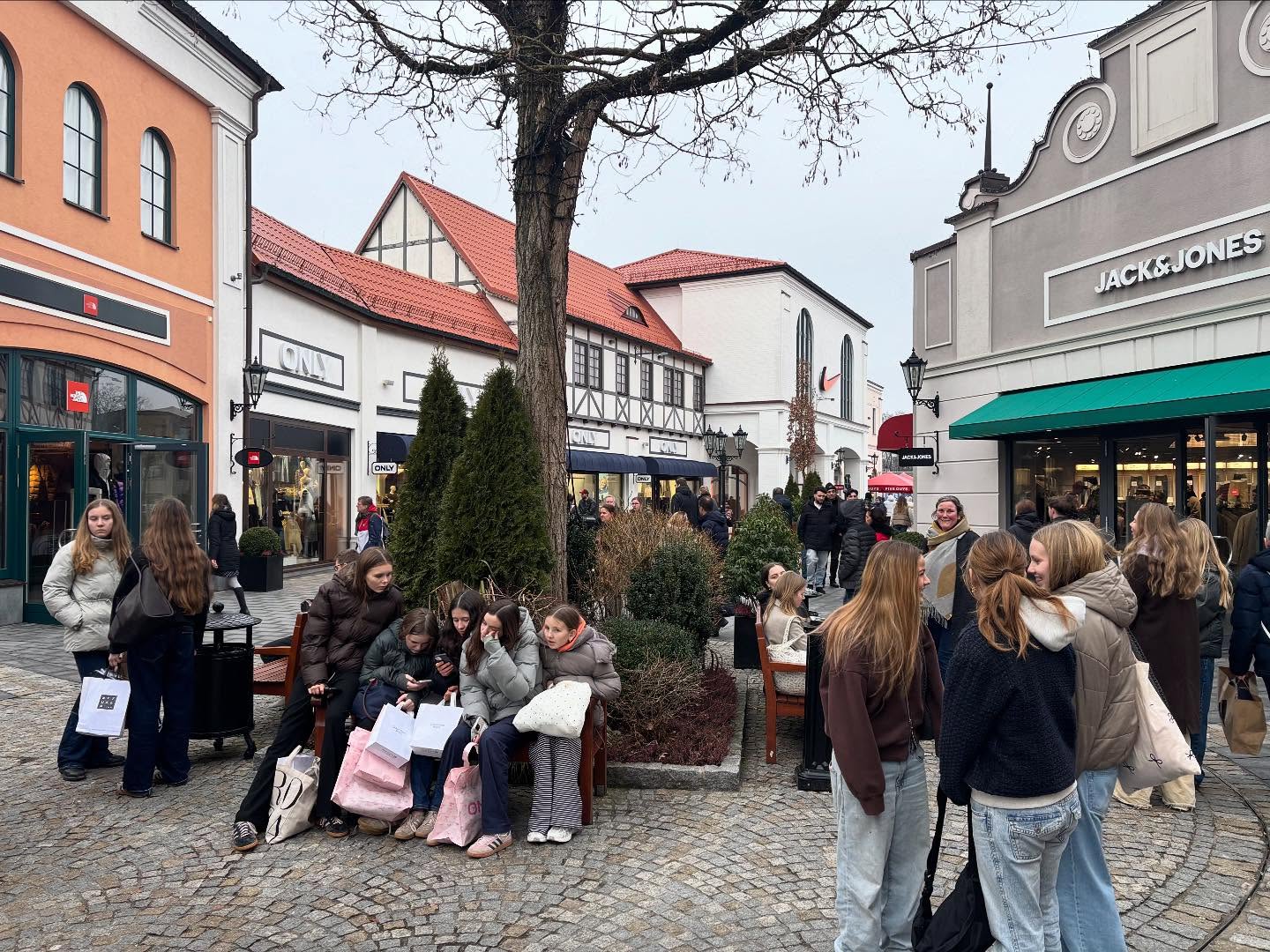 Vi har haft en virkelig god dag i Neumünster🇩🇪☀️
Der er blevet hygget, shoppet, øvet lidt tysk og engelsk samt quizzet i bussen🤩