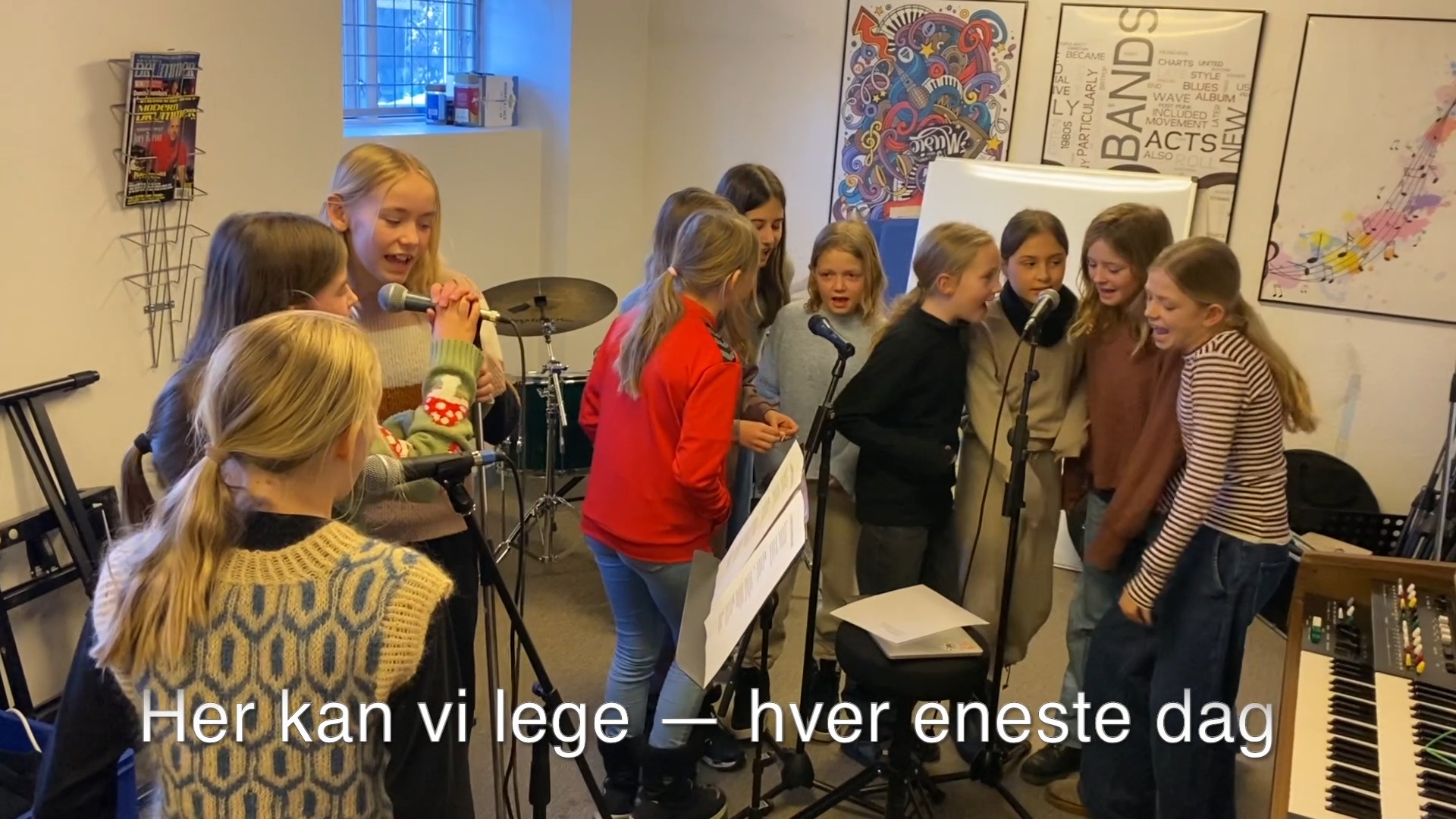 Klubberne er så småt ved at gøre klar til at 3. klasserne starter i klubben d. 7 april. Hvert år laver Hornslet klubben i en fed video der viser hvor sejt det er at gå i klub og viser vores fedeste lejr nemlig sommelejr! Vi synes at den er ekstra sejt i år, fordi børnene har skrevet deres egen sang, indspillet den og lavet musikvideo!
Se videoen her!