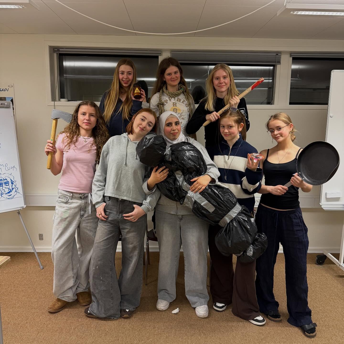 I denne uge holder flere af vores “indehold” afslutninger…
DIY-krea holdet i Hammel holdte et brag af en afslutning med Live Cluedo🗡️🪢🔧🔫🕯️