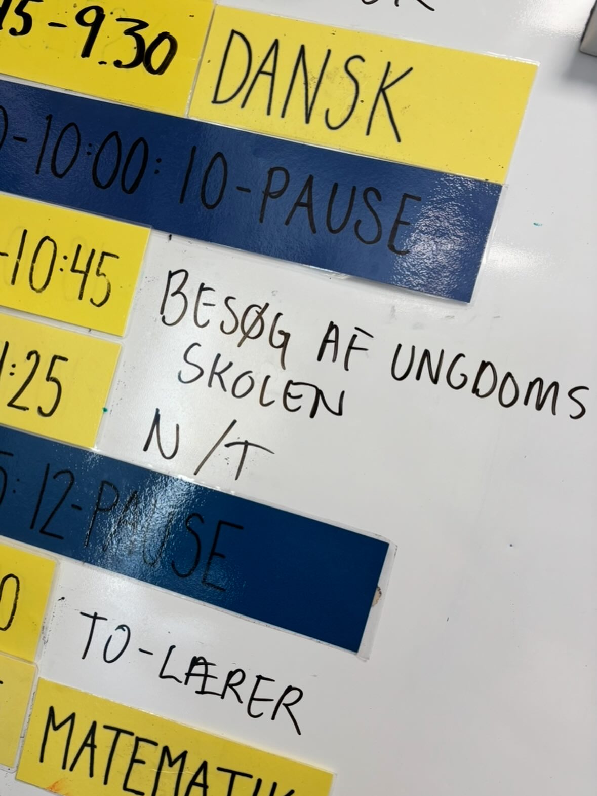 For tiden er vi på besøg hos alle 6. klasser👋🏽
Hvorfor?
👉🏼 Fordi vi gerne vil give dem et indblik i de fede muligheder, der venter lige rundt om hjørnet, når de starter i 7. klasse. Her åbner dørene nemlig til både vores ungdomsklubber og ungdomsskolens mange aktiviteter.
👉🏼 Fordi vi er nysgerrige på de unges egne ønsker til deres fritid. Hvad drømmer de om? Hvilke idéer har de til, hvad UngFavrskov skal kunne? ….Det er jo deres sted 💬
Og vi må bare sige – det er en kæmpe fornøjelse!🏆
Vi bliver taget rigtig godt imod på skolerne, og de unge møder os med masser af energi, engagement og gode input 🙌🏼