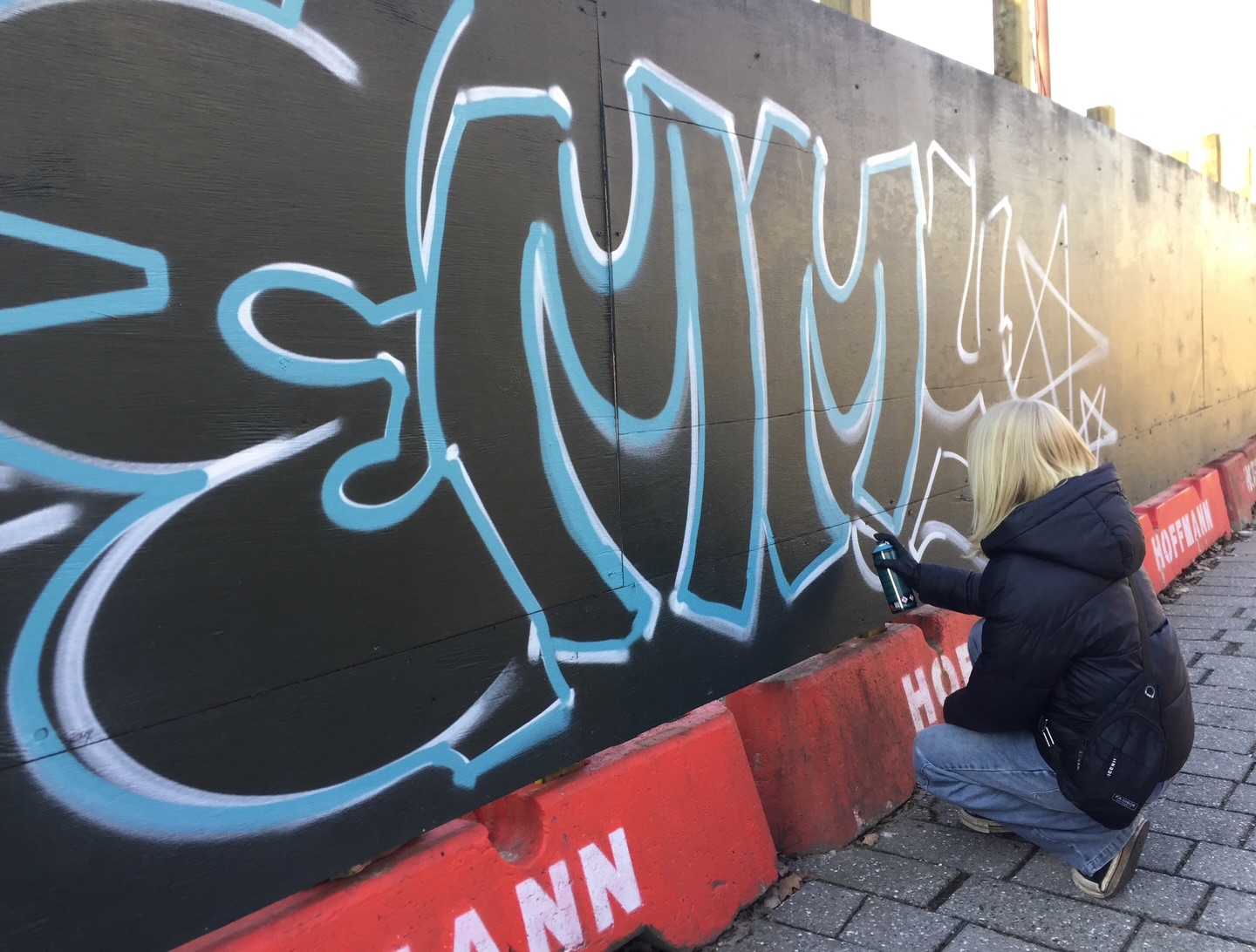 “Girls night out” kickstartede arbejdet med de 100 m arbejdshegn, som graffitiholdet lige nu er i gang med.
Fantastisk vejr og god stemning med besøg fra både politiet, familie, venner og en masse forbipasserende 🥳
En lang og koncentreret dag. Tak for en stærk indsats 🤩💪
#LTU💙 #Graffiti