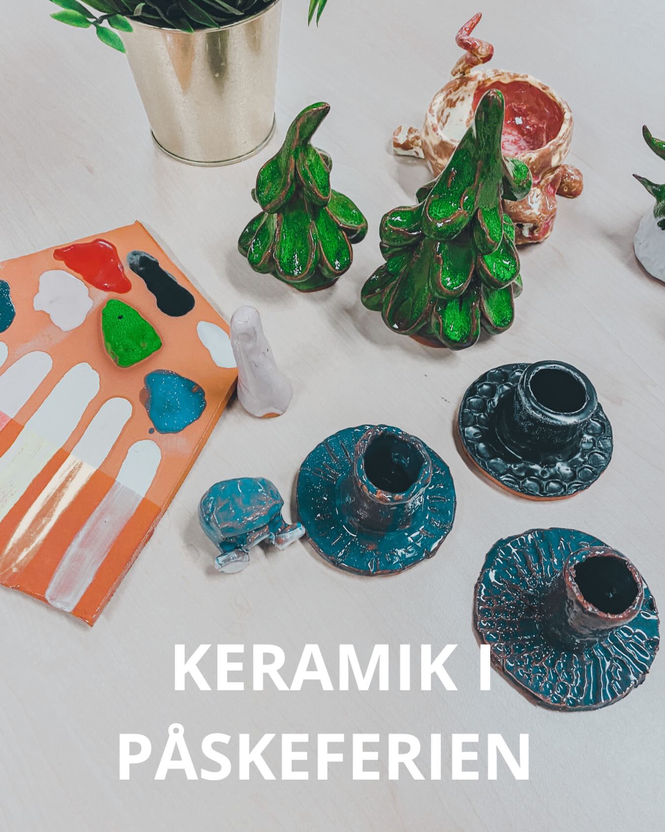 Gratis påskeferie aktivitet.
Er påskeferien lidt for lang… og lidt for kedelig? 🐣
Så kom og brug en eftermiddag på noget, der både er hyggeligt, kreativt og faktisk ret sjovt.
Lav keramik sammen med vores underviser Clara – uanset om du er nybegynder eller bare trænger til at få hænderne i ler igen.
Der er plads til både grin, fordybelse og fællesskab.
📅 Mandag d. 30. marts
🕛 Kl. 12–15
Materialer og undervisning er gratis.
Fra 7. Klasse op til 18 år.
👉Tilmeld dig på ung2610.dk eller via link i bio.