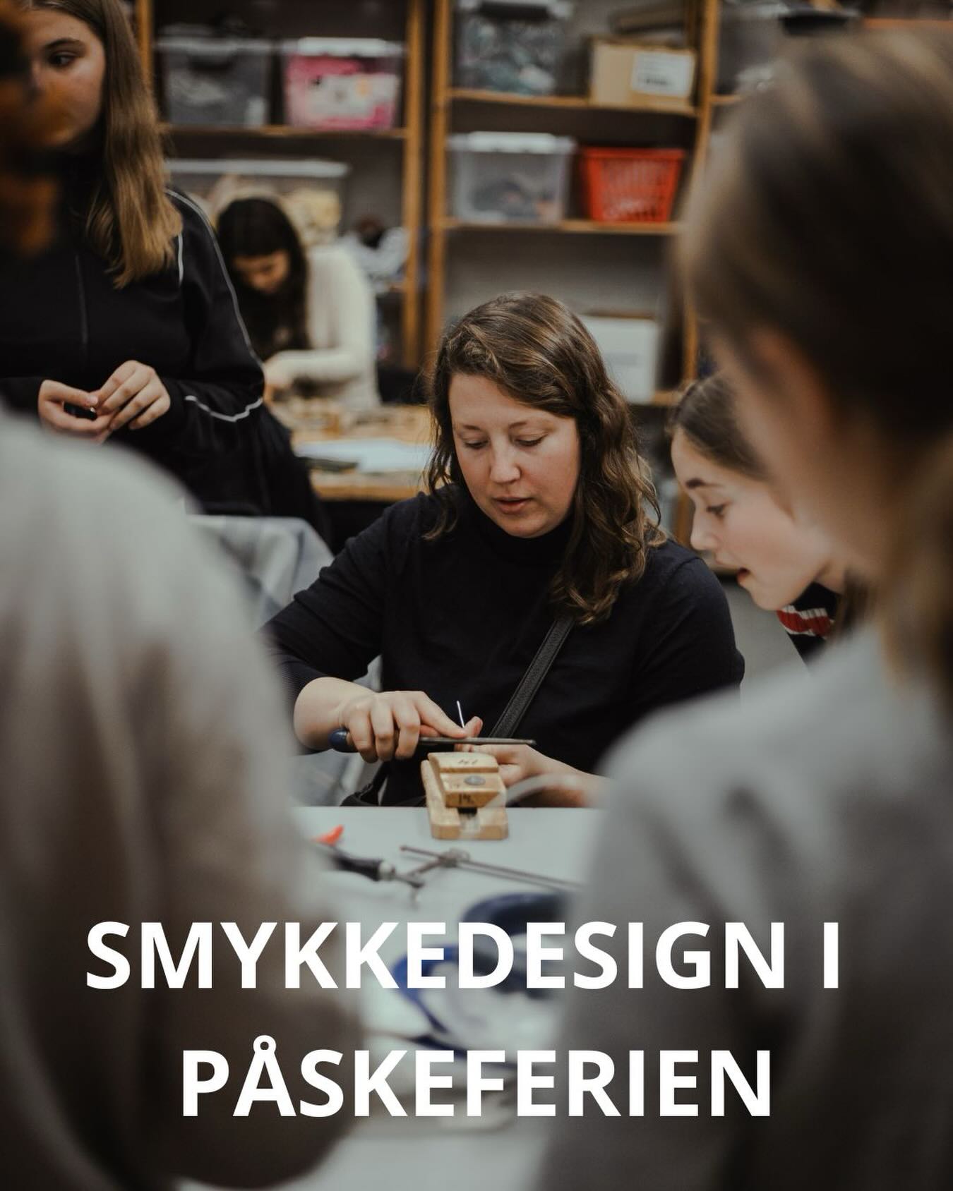 Gratis påskeferie aktivitet.
Er påskeferien lidt for lang… og lidt for kedelig? 🐣
Så kom og brug en eftermiddag på noget, der både er hyggeligt, kreativt og faktisk ret sjovt.
Lav smykker sammen med vores underviser Bettina – uanset om du er nybegynder eller har lavet smykker før.
Der er plads til både grin, fordybelse og fællesskab.
📅 Tirsdag d. 31. marts
🕛 Kl. 12–15
Materialer og undervisning er gratis.
Fra 7. Klasse op til 18 år.
👉Tilmeld dig på ung2610.dk eller via link i bio.