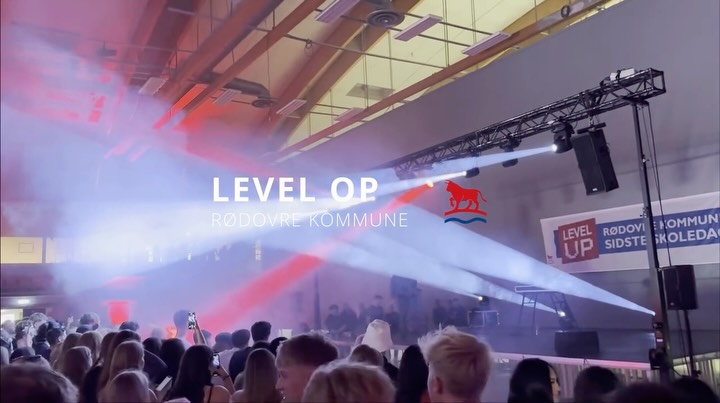 🔥 VI GØR DET IGEN! 🔥
LEVEL UP 2026 ⚡️
Her får I et recap fra sidste år — og hvis I troede det var vildt… bare vent. 👀
Årets lineup er next level, stemningen bliver helt vild!
⏳ Get ready. Det sker d. 13 maj 2026.
Vær med og undgå FOMO!
Tak til marketing holdet (unge fra Rødovre) for at lave denne video.
#LevelUp2026 #WeDoItAgain #ung2610