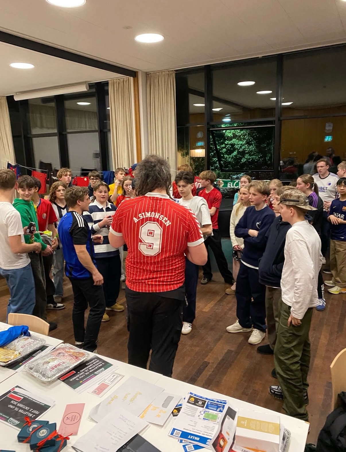 #FodboldtrøjeFredag indsamler 18.152.523 millioner kroner! - TAK 🙏🏼
Til dette års FodboldtrøjeFredag d. 6. marts viste Danmark endnu en gang, hvad der sker, når fodboldhjerter banker i takt💚💜
Tusindvis trak fodboldtrøjen over hovedet, donerede og skabte fodboldstemning i fællesskaber over hele landet. Alt sammen for at gøre en forskel i kampen mod børnekræft. Sammen har vi ikke bare løftet opgaven. Vi har slået sidste års rekord!
I alt har vi indsamlet 18.152.523 kr. Penge, der går ubeskåret til Børnecancerfondens vigtige arbejde✨
Rundt omkring i landet har FodboldtrøjeFredag igen vist, hvad det kan: Samle mennesker, skabe smil og sætte skub i stadionstemningen – alt sammen for en vigtig sag.
Og husk: Vi gør det hele igen næste år –så sæt allerede nu kryds i kalenderen den 5. marts 2027, når LTU igen kalder til kamp mod børnekræft ❌ 📆
#LTU💙 #fodboldtrøjefredag