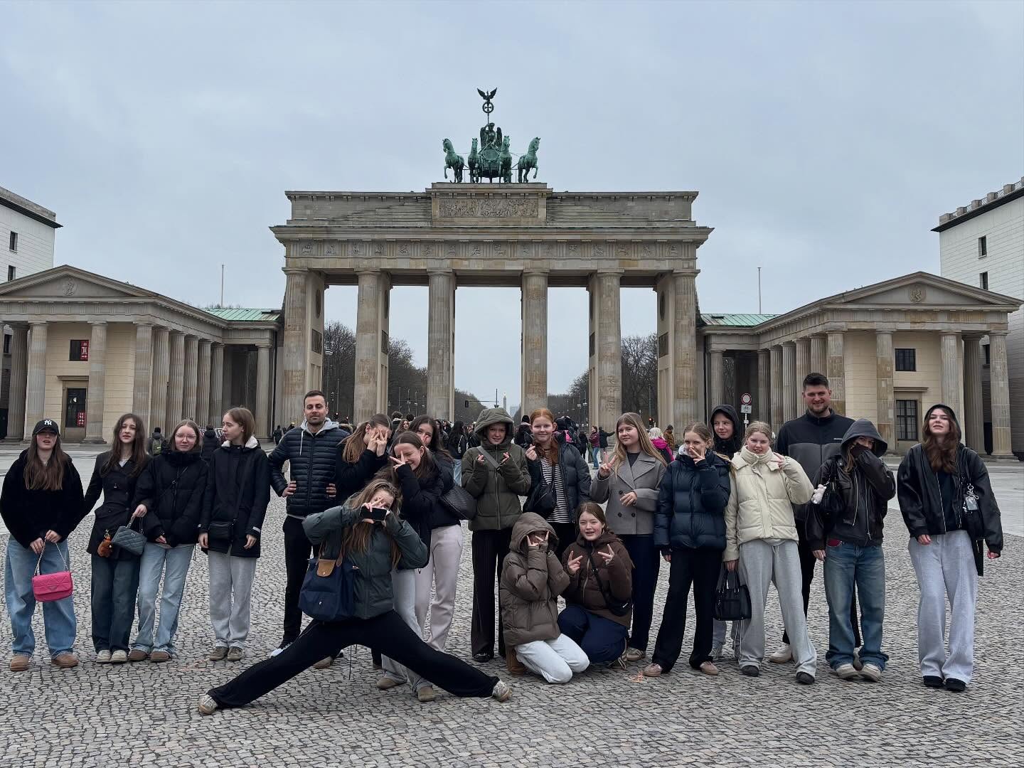 Hermed sidste opslag fra vores Berlin tur 2026🫶🏼
Det har været en helt igennem fantastisk tur, med gode og spændende oplevelser⭐️
Nye venskaber, ny viden, masser af indtryk🇩🇪
Tør godt love vi sender nogle trætte unge hjem😉
I dag har vi været forbi Brandenburger tor, Holocaust memorial, og på Madame Tussaud.
Langt de fleste billeder i dette opslag, er billeder de unge selv har taget📸👌🏼
Vi har spurgt de unge hvad de synes har været bedst på turen, og der er delte meninger, men Berlin Dungeon, Domkirken og shopping er vist i top 3🏆