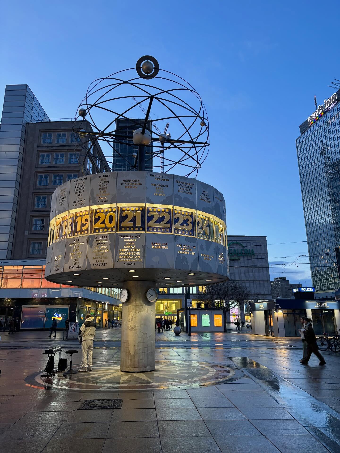 Skønneste mandag i Berlin🇩🇪
Vi lagde vejen forbi Check Point Charlie, men det blev et kort besøg, da vejret ikke helt var med os🌧️
Til gengæld var der tørvejr i Rittersports butikken, hvor der blev handlet chokolade i alverdens smag
🍫🧡💛❤️🩷🩵💙
Derefter stod den på shopping i Mall of Berlin🛍️
Aftensmad blev nydt i eget område ved Alexanderplatz🍽️✨
Og som en lidt vild bonusoplevelse endte vi pludselig midt i en massiv vejafspærring med politi overalt – både biler, motorcykler og helikopter 🚔🚁
Det viste sig at være kortegekørsel for den syriske præsident, som passerede lige forbi os… 🇸🇾