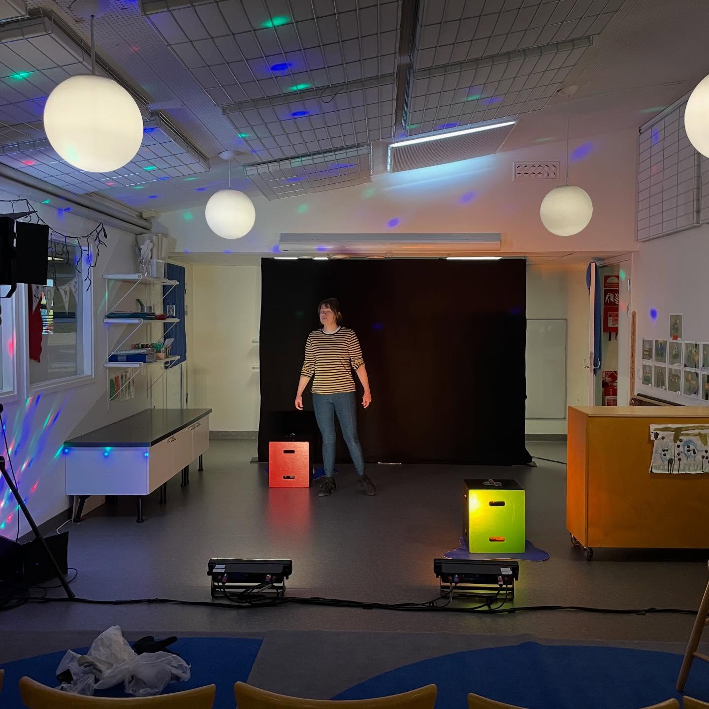 Stort tack Jönköping för den här gången! Vår lilla förskole-turné här har lidit mot sitt slut. 27 föreställningar på 14 olika förskolor för närmare 1000 barn! Härligt! Nästa stop för ”min mamma är snabbare än din” blir Skåne. Trevlig helg! 🏃🏻♀️➡️🏃🏻♀️➡️🦈🚕🏍️🐠