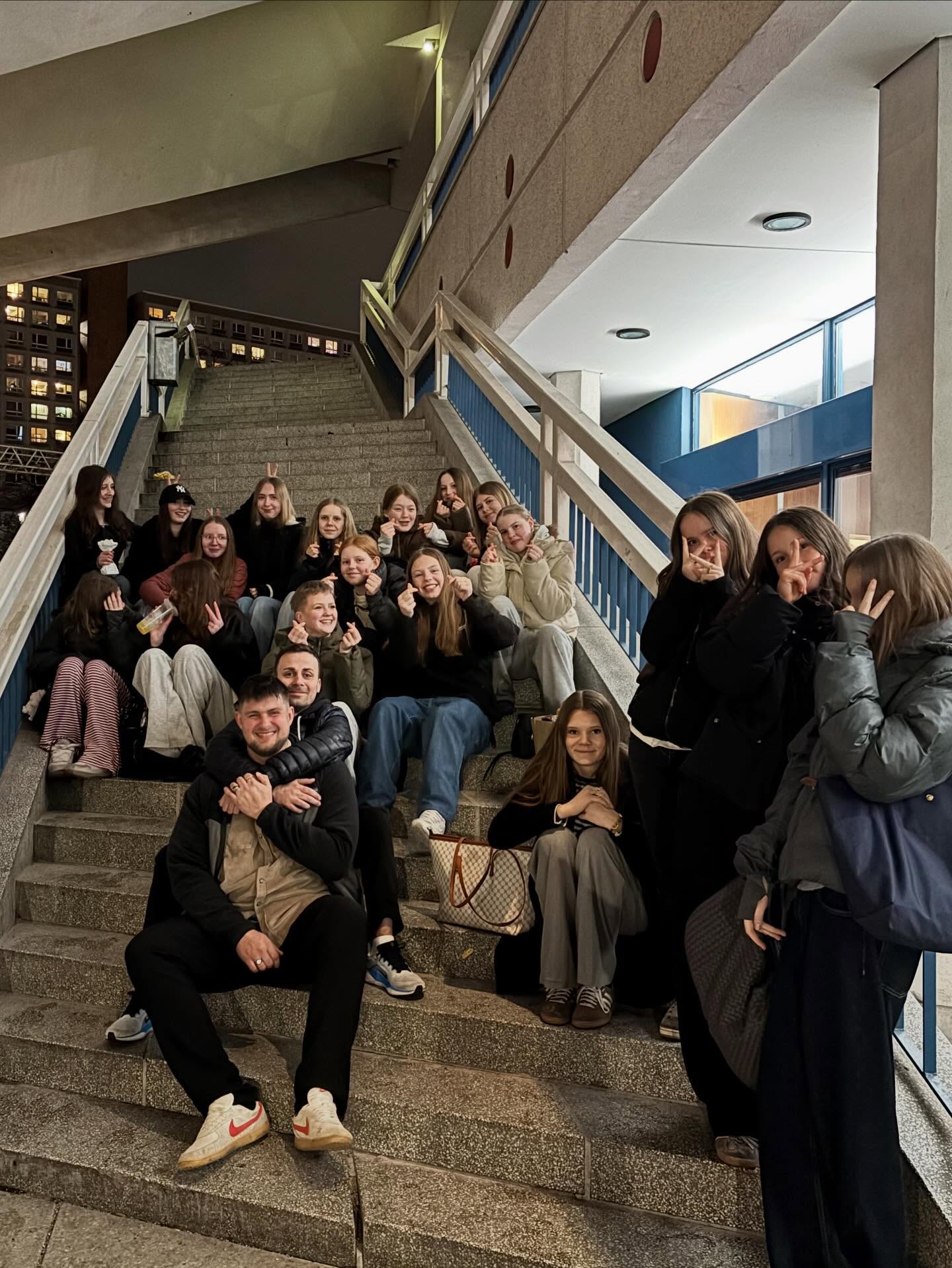 Vi har haft en rigtig dejlig første dag på vores Berlin tur🇩🇪
Det meste af dagen er gået med busturen - men det er nu også hyggeligt👌🏼
Vi ankom ved 16.00-tiden, hvor vi efter at være blevet indlogeret på hotellet, gik en tur hen i området omkring Alexander Platz, inkl. en aftentur op i TV-tårnet😁
Trods lidt regnvejr har humøret været højt, og vi glæder os til en ny spændende dag i morgen👏🏼