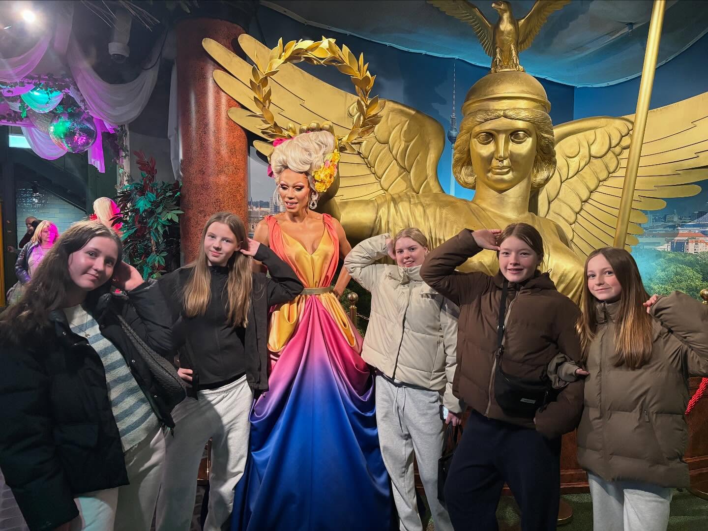 Et fedt besøg på Madame Tussaud i Berlin🎉✨
Der blev poseret og taget masser af sjove billeder med både kendte ansigter og hinanden 🤩📸