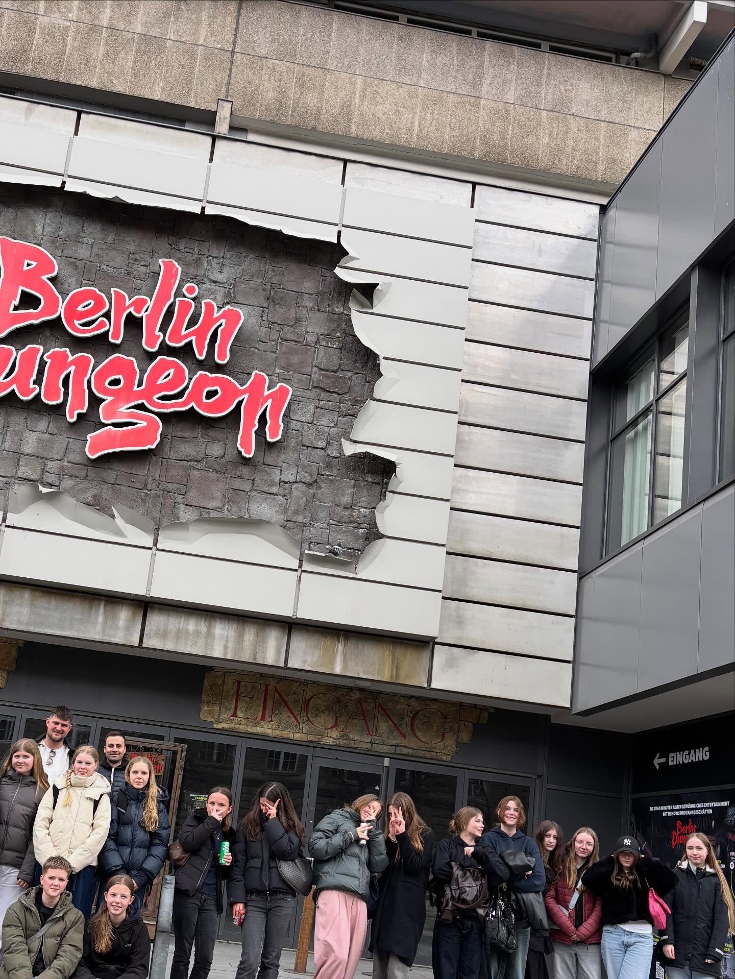 Søndag i Berlin - sikke en dag!🇩🇪
Dagen startede ikke helt som planlagt, da Berlin halvmaraton (45 års jubilæum) gav “lidt” udfordringer ift. metro. Her var rigtig mange løbeglade mennesker🏃♀️🏃😅
Vi måtte derfor sadle lidt om på programmet, (men bestemt ikke til det dårlige)
Det gav nemlig plads til en spontan sejltur på Spree. Lidt af turen i lækkert vejr👌🏼☀️
Derudover bød dagen på Berlin Dungeon og et besøg i Berlin Domkirke.
Aftensmad i området omkring Kreuzberg, hvor der blandt andet er blevet spist Marokkansk, Vietnamesisk, Syrisk, Libanesisk🍽️
Aftenen blev sluttet af med en gåtur ved East Side Gallery🩶
Vi er alle mætte af god mad, indtryk og mange skridt i benene… i morgen er der heldigvis lidt tid til shopping😍