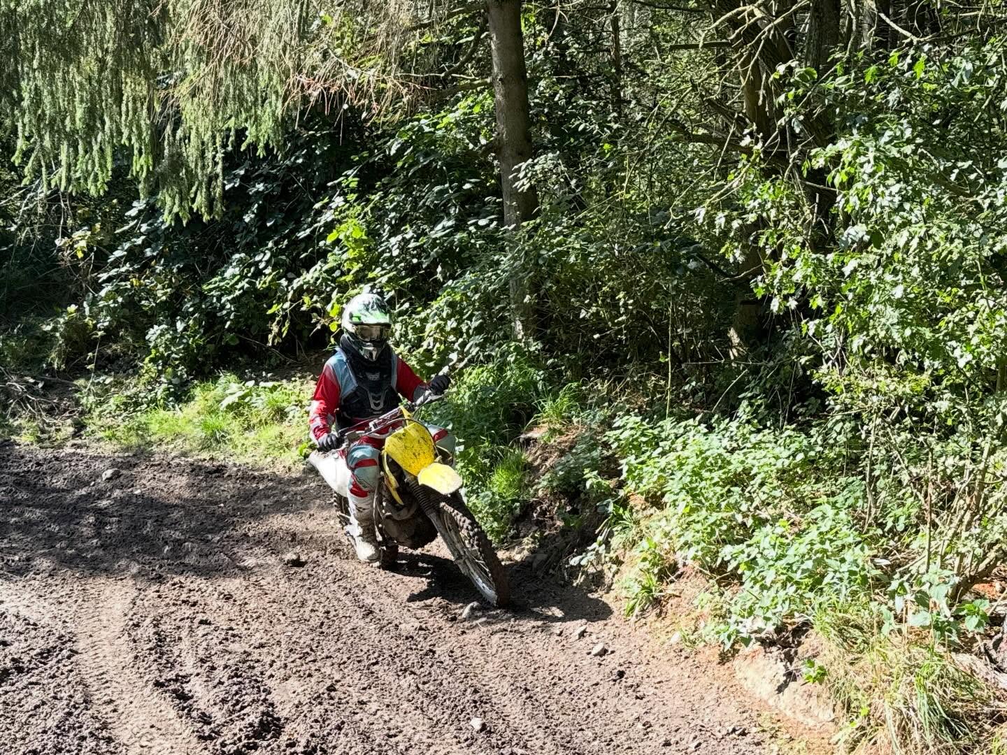 På tirsdag d. 21. april er vi så heldige at få besøg af unge fra UngHedensted på vores motorbane i Søften 👏🏻 Vi glæder os til at vise vores bane frem, men også til en lille venskabelig dyst mellem kommunerne. 🏁 du kan tilmelde dig på u-f.dk - hvis du også vil være med på tirsdag. Der er dog kun få pladser….. ☀️
