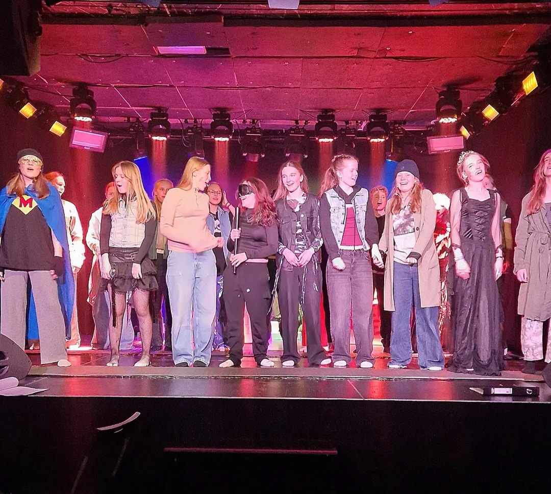 Det er noget af en farlig dame, som Danni støder på i grotten 🫣
Premiere i dag på “Den sidste helt” 🗓️
De unge glæder sig! 💙
#densidstehelt #ltudrama #musical