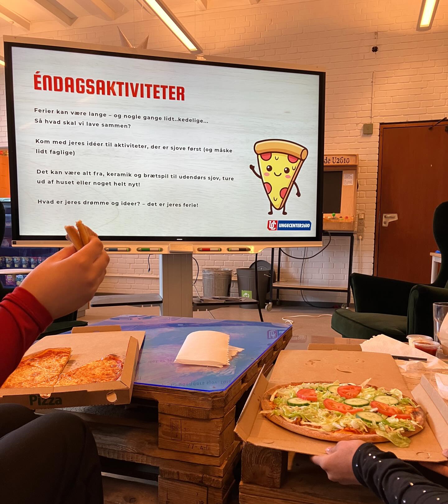 Pizzamøde 🍕 tak for i år!
Jeres idéer og input har sat gang i en masse gode tanker – og jeres stemmer bliver taget med ind i næste års Fritid for Unge-program 💭✨
Det er vigtigt for os, at Fritid for Unge er JERES sted 🙌
Vi glæder os allerede til næste pizzamøde, hvor vi igen kan høre jeres tanker og skabe de fedeste hold sammen med jer 🔥
#ungeindragelse #ungecenter2610 #ung2610