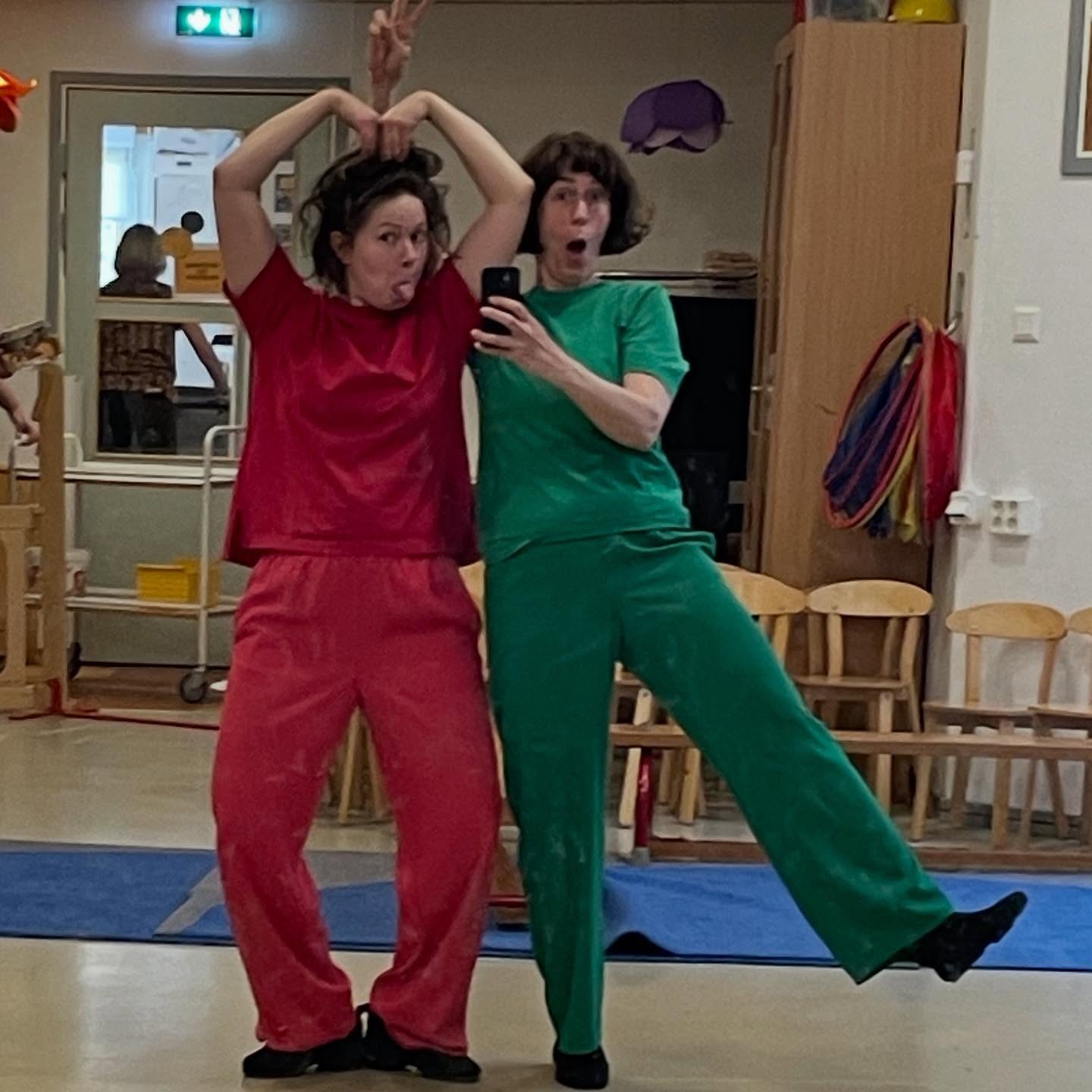 Stort tack Jönköping för den här gången! Vår lilla förskole-turné här har lidit mot sitt slut. 27 föreställningar på 14 olika förskolor för närmare 1000 barn! Härligt! Nästa stop för ”min mamma är snabbare än din” blir Skåne. Trevlig helg! 🏃🏻♀️➡️🏃🏻♀️➡️🦈🚕🏍️🐠