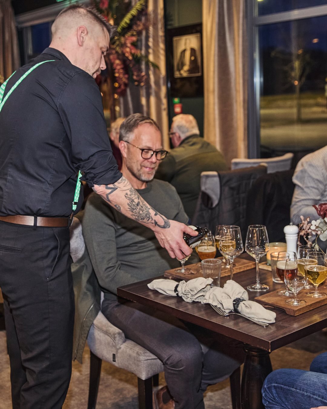 Galleri 1860 – där ölen möter konsten 🎨🍺
På St Patricksday hade vi premiär för Galleri 1860!
Det blev en härlig kväll med livemusik, ölprovning och god mat. Precis som det ska vara!
Galleri 1860 är vår nya ölbar där konsten inte bara sitter på väggarna, utan även i glaset. Här är varje fat, flaska och brygd noga utvalda från små och stora bryggerier, både lokalt och globalt.
Är du en ölälskare, nyfiken på att testa nya ölsorter eller bara vill dricka något gott? Välkommen förbi! 🍻