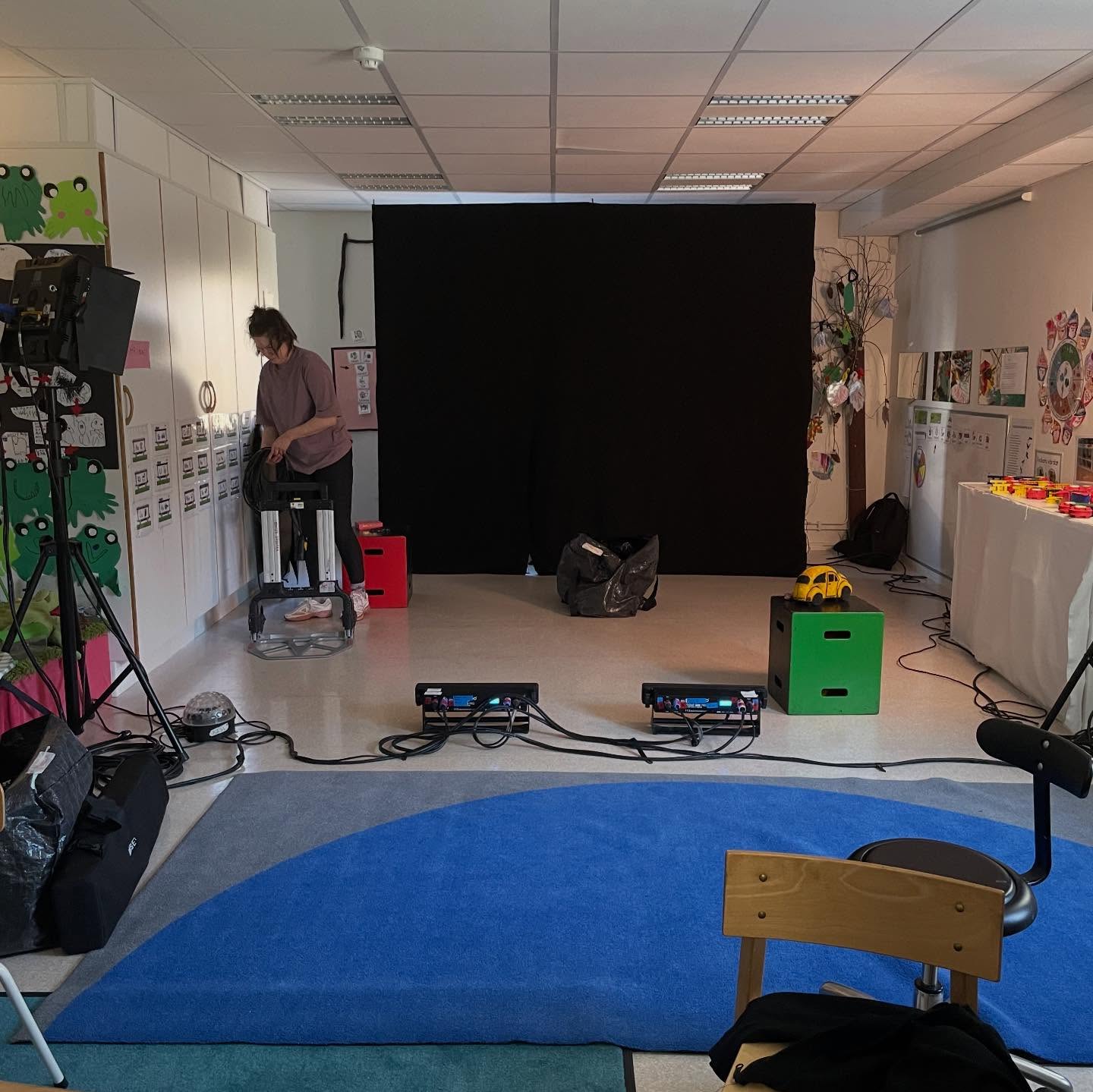 Stort tack Jönköping för den här gången! Vår lilla förskole-turné här har lidit mot sitt slut. 27 föreställningar på 14 olika förskolor för närmare 1000 barn! Härligt! Nästa stop för ”min mamma är snabbare än din” blir Skåne. Trevlig helg! 🏃🏻♀️➡️🏃🏻♀️➡️🦈🚕🏍️🐠